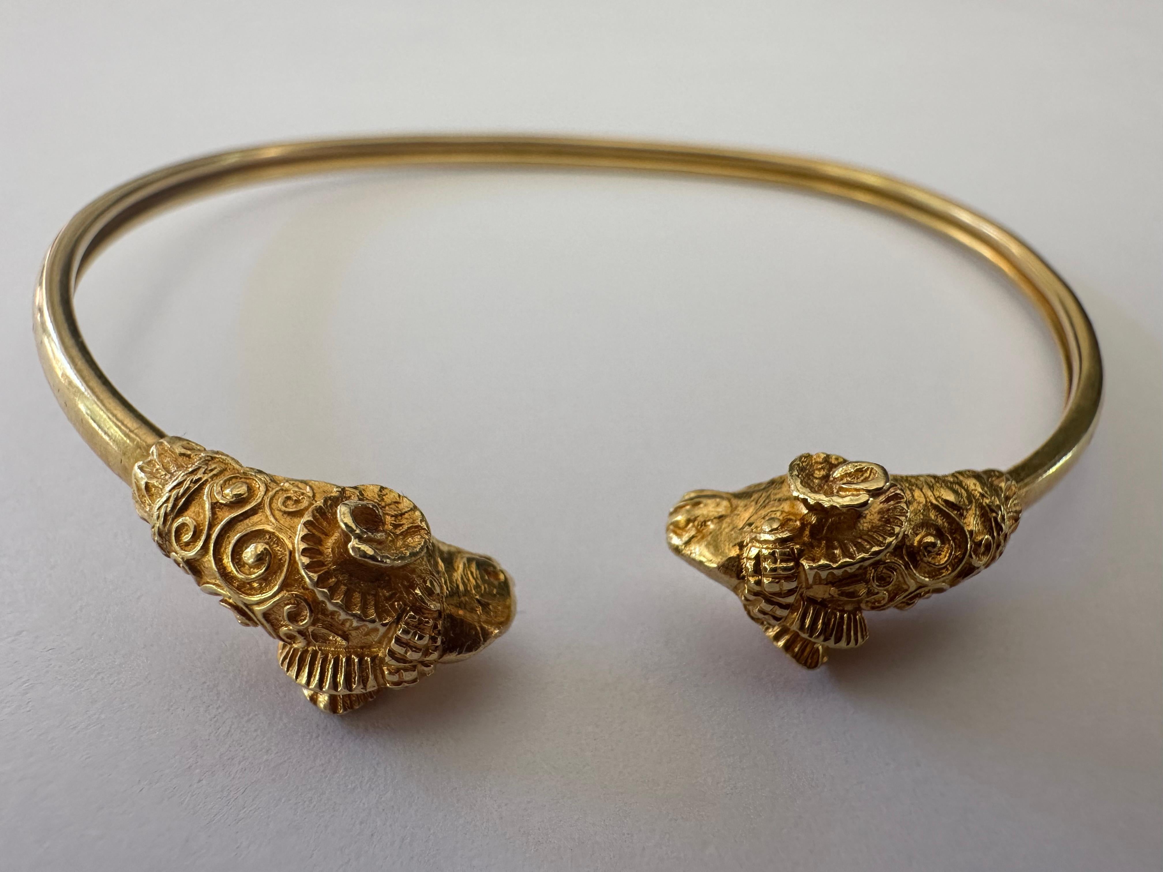 Bangle flessibile in oro con doppia testa di ariete di metà secolo In condizioni buone in vendita a Denver, CO