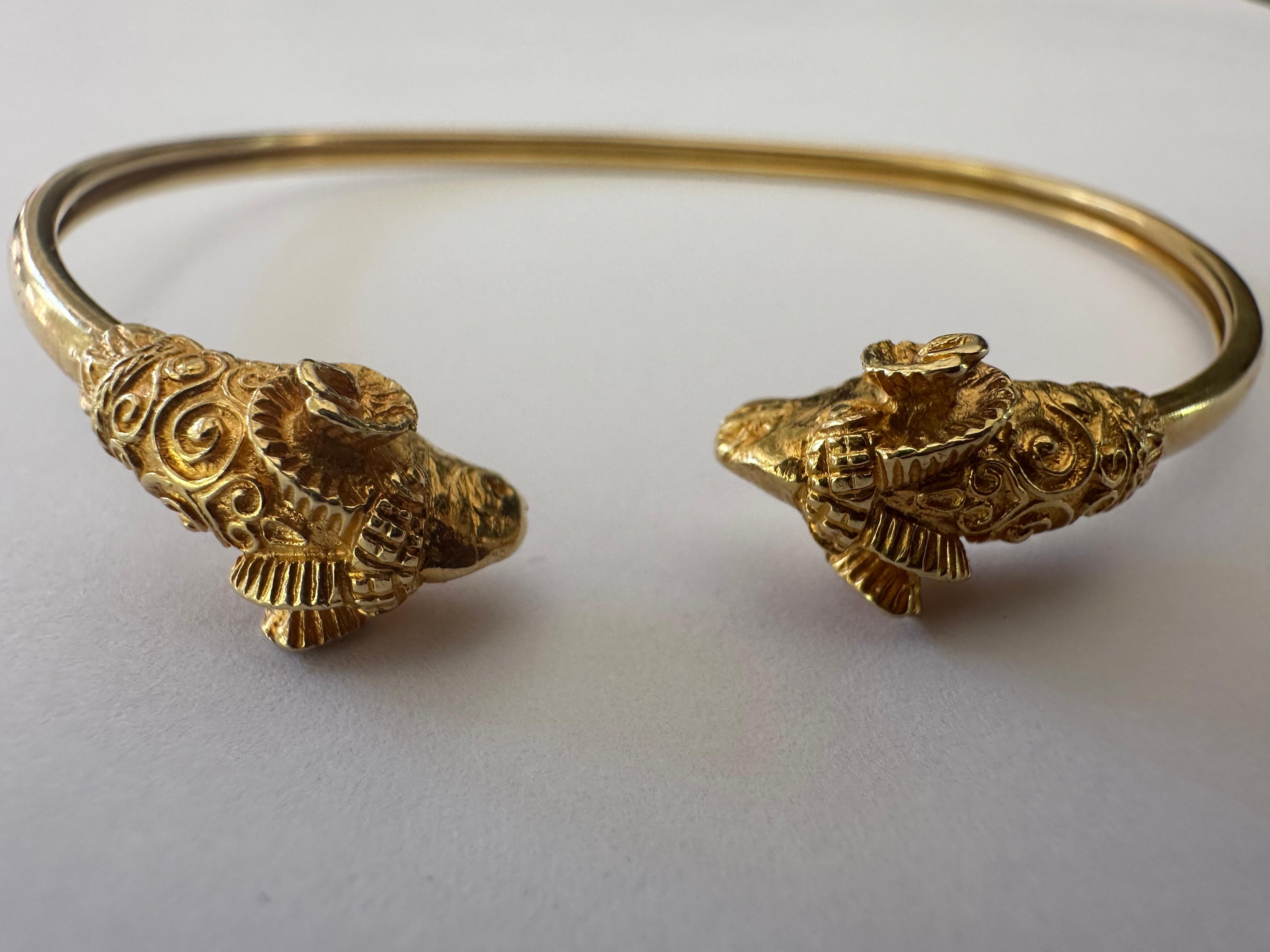 Donna Bangle flessibile in oro con doppia testa di ariete di metà secolo in vendita