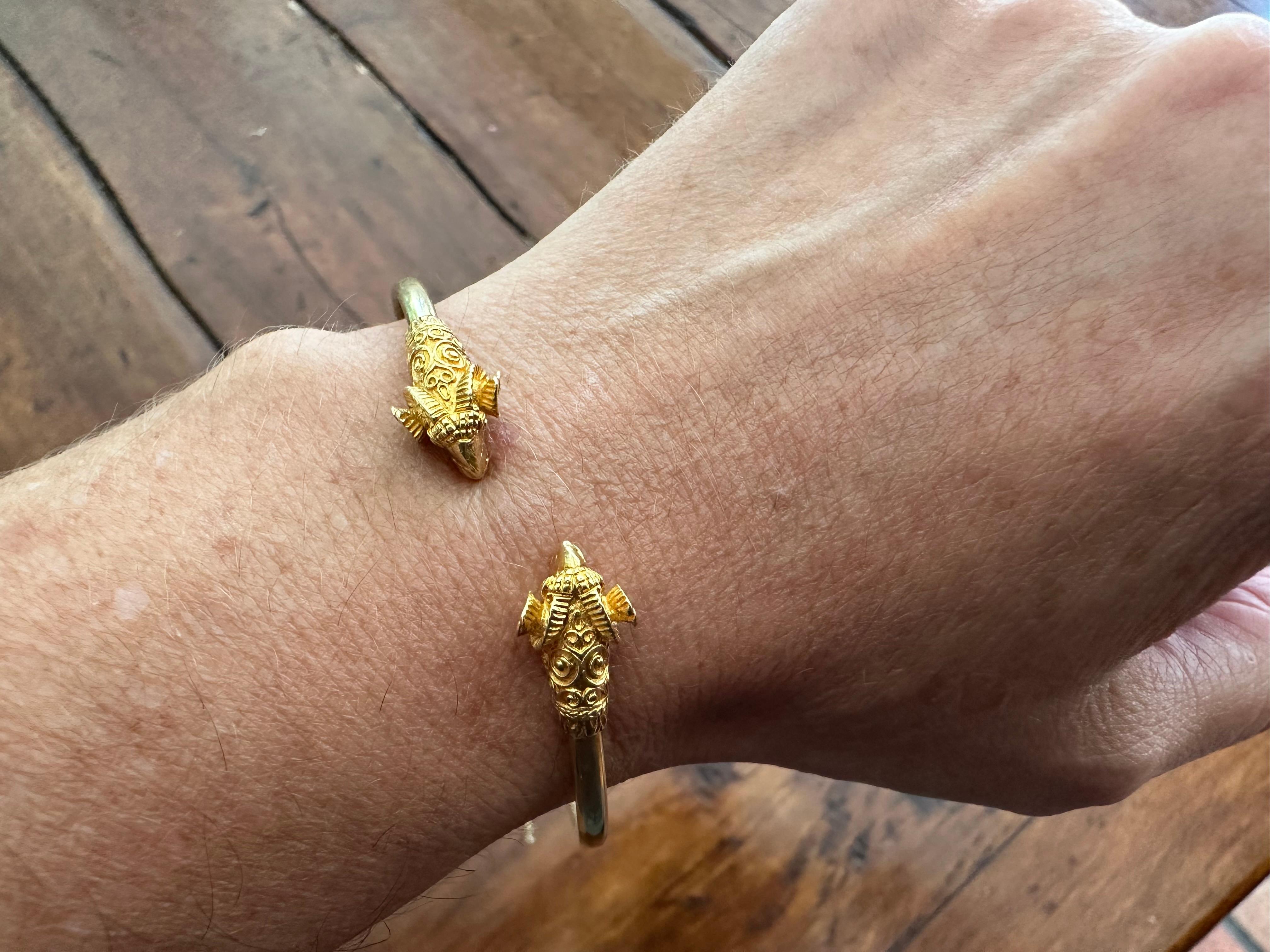 Bangle flessibile in oro con doppia testa di ariete di metà secolo in vendita 1