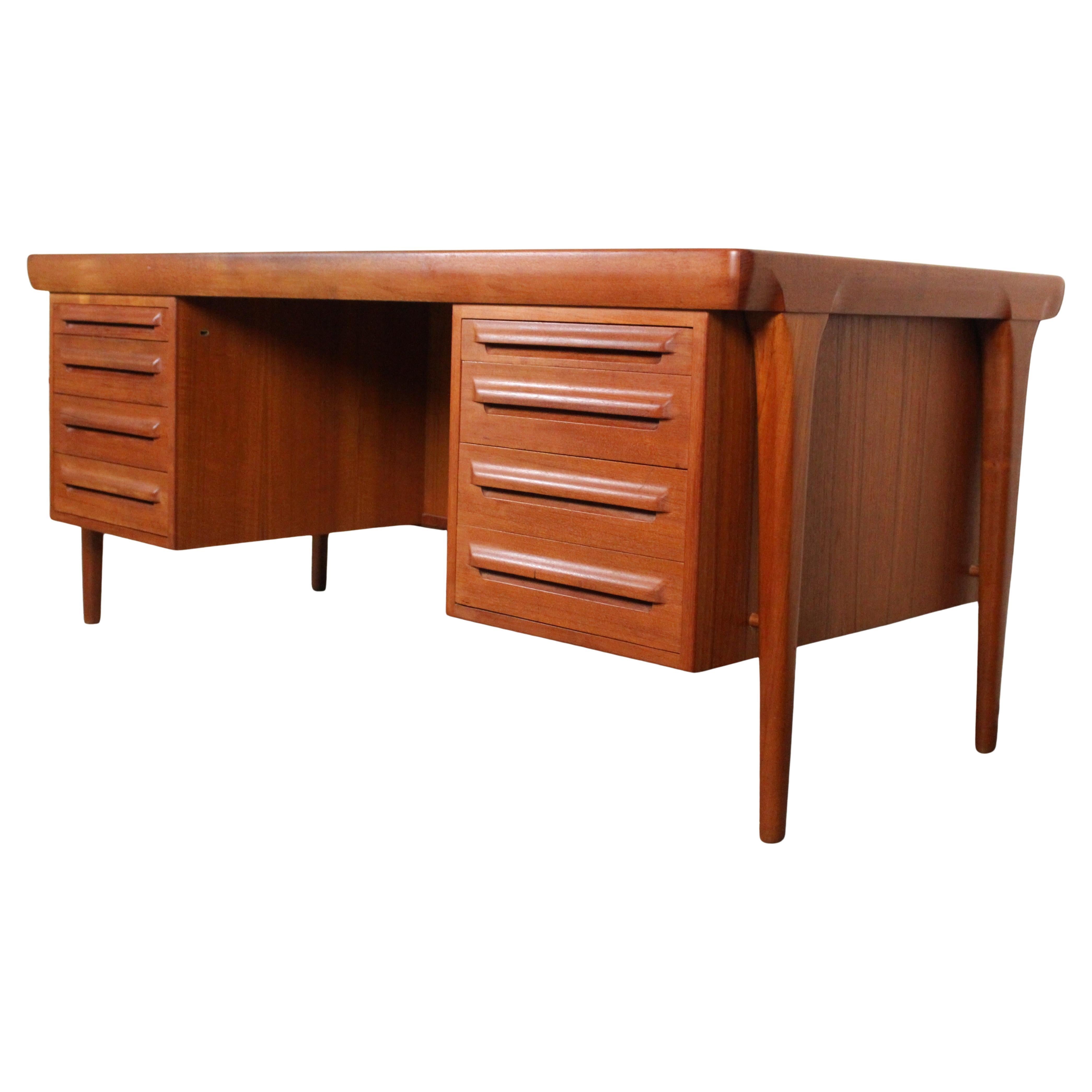 Bureau double en teck "#12" du milieu du siècle par K.B. Simonsen pour Faarup Møbelfabrik en vente