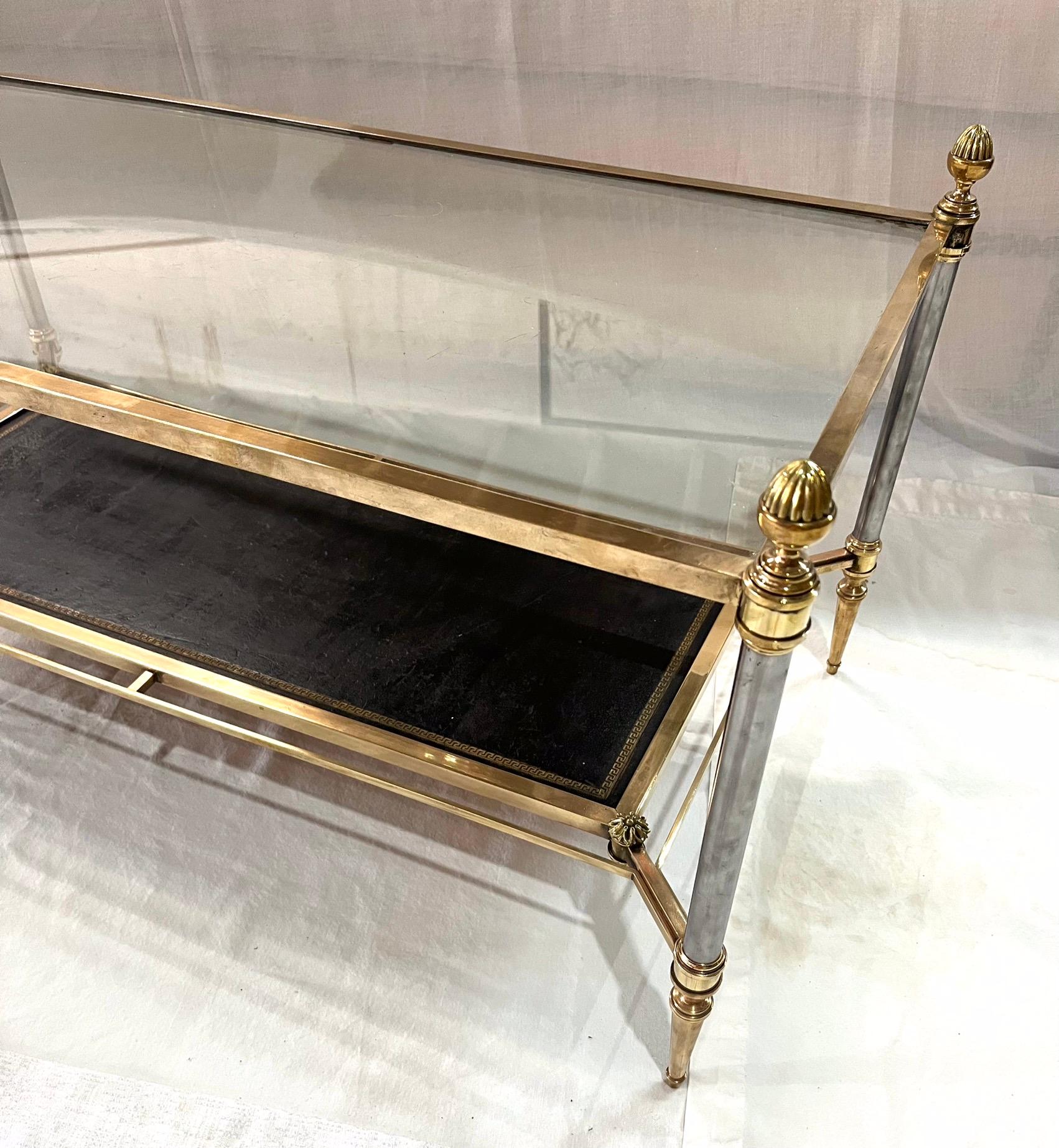 Français Table basse à double plateau du milieu du siècle par Maison Jansen, bronze, verre et cuir en vente