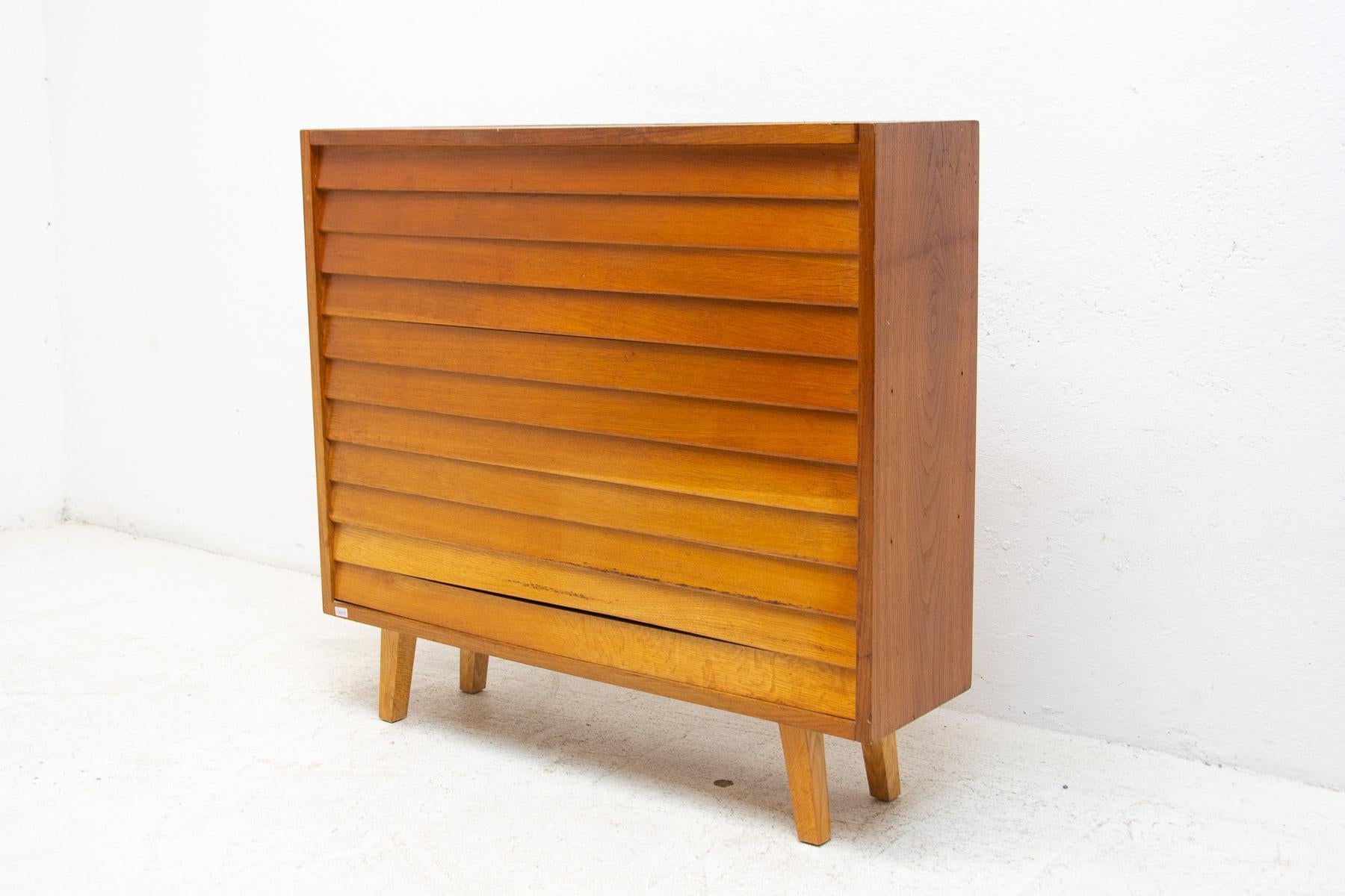 Vintage dresser(bedding cabinet) from the 60s of the last century. Made in the former Czechoslovakia. In good Vintage condition, showing signs of age and using(especially the top plate), the lower slats have a smaller gap between them, but this does