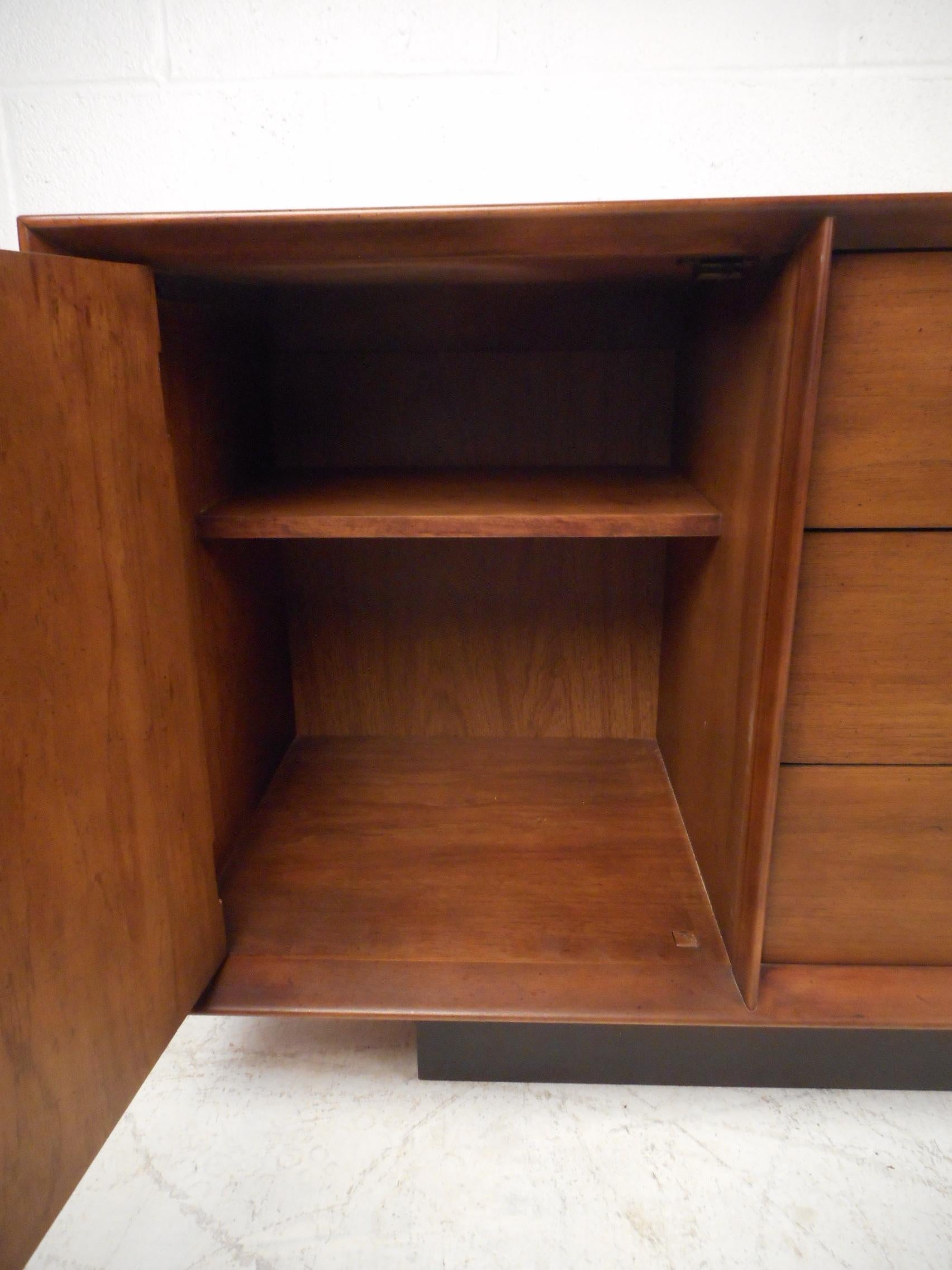 Midcentury Dresser and Nightstands by Lane Furniture Co. 1