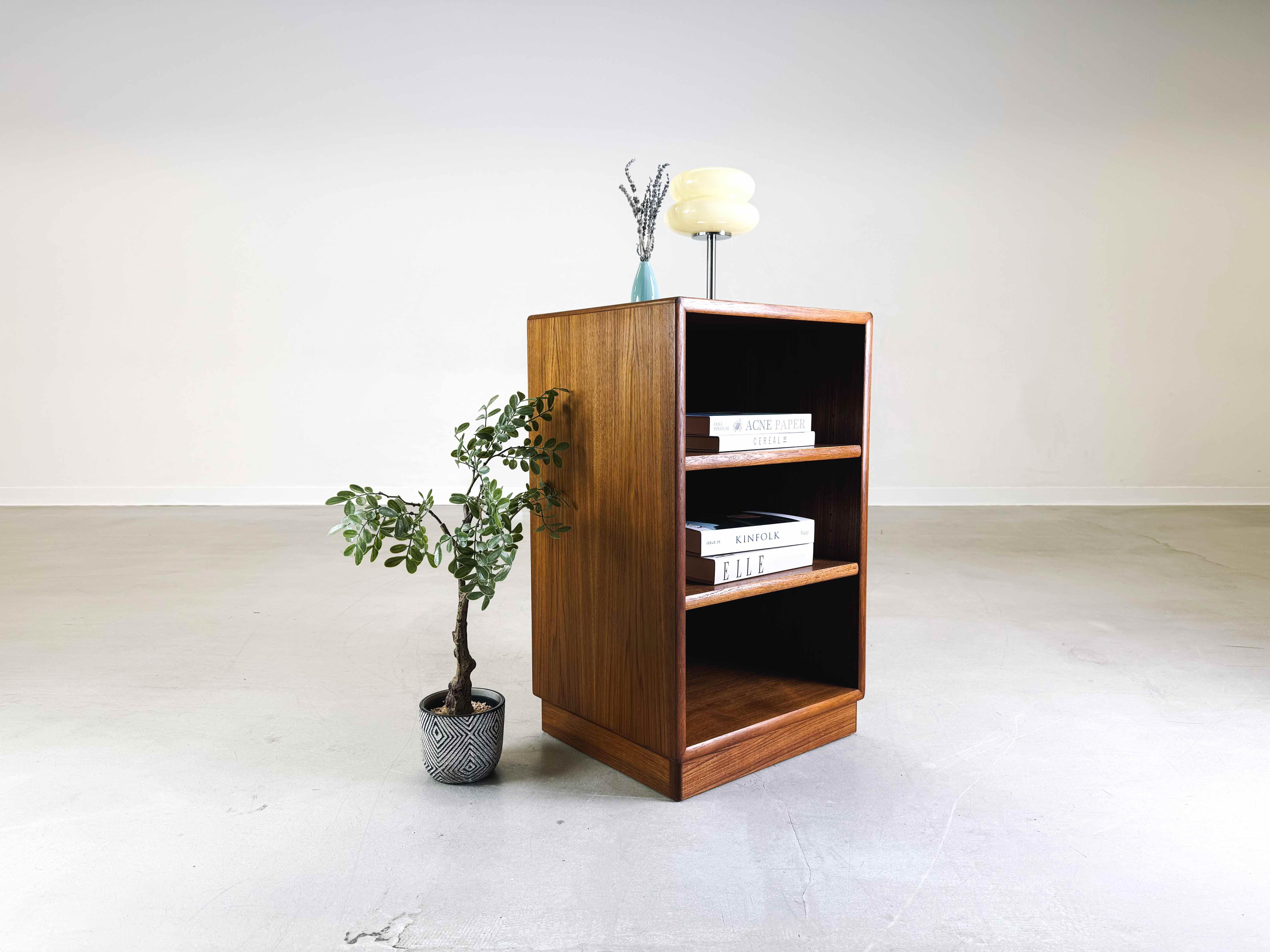 Mettiamo in vendita una bellissima cassettiera/comodino in teak di Dyrlund degli anni '60. Dyrlund è nota per i suoi mobili stabili e di alta qualità, che ancora oggi possono essere integrati molto bene negli interni moderni.

Condit: Buone
