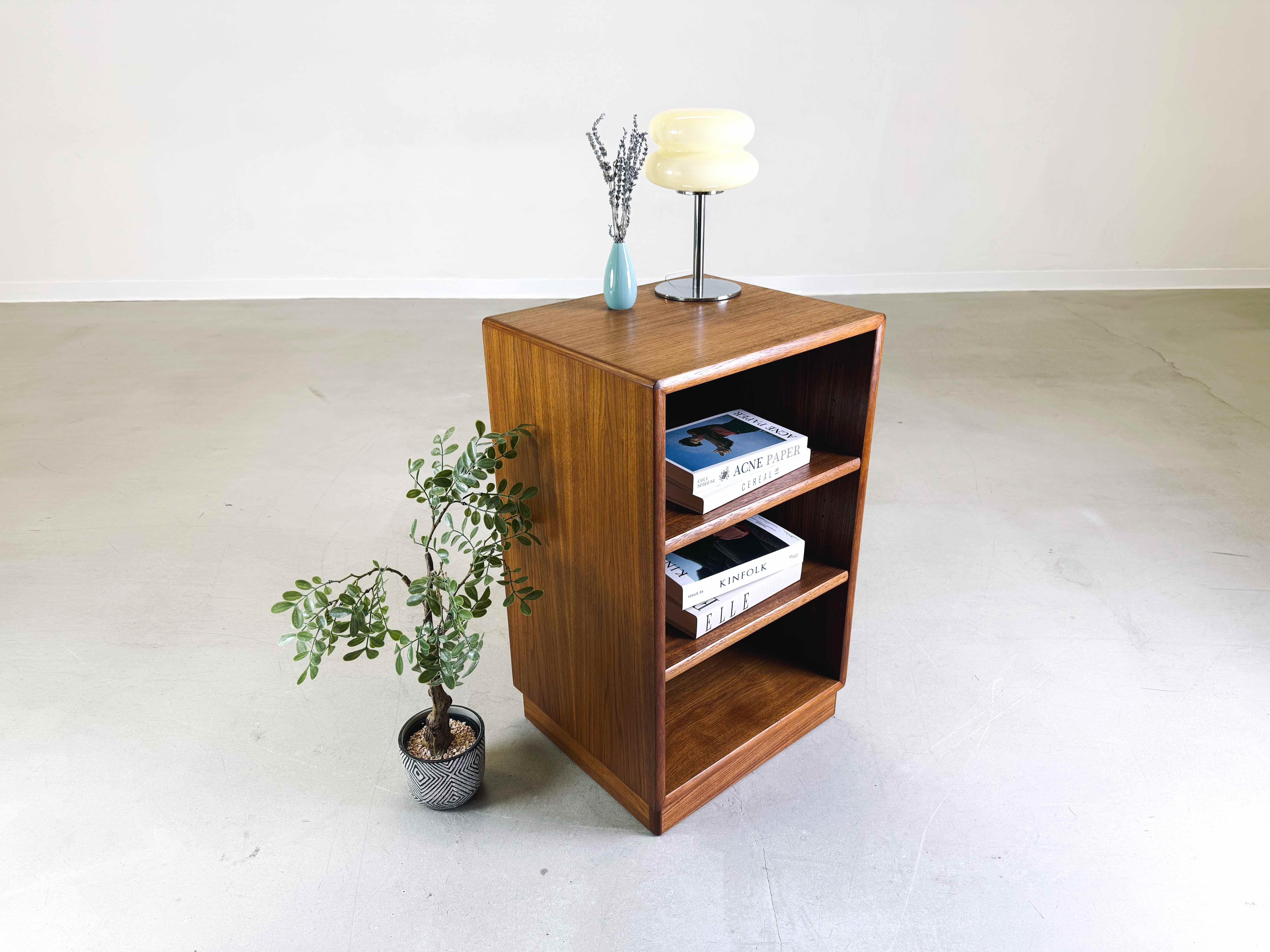 Mid-Century moderno Comò di metà secolo Dyrlund teak danese in vendita