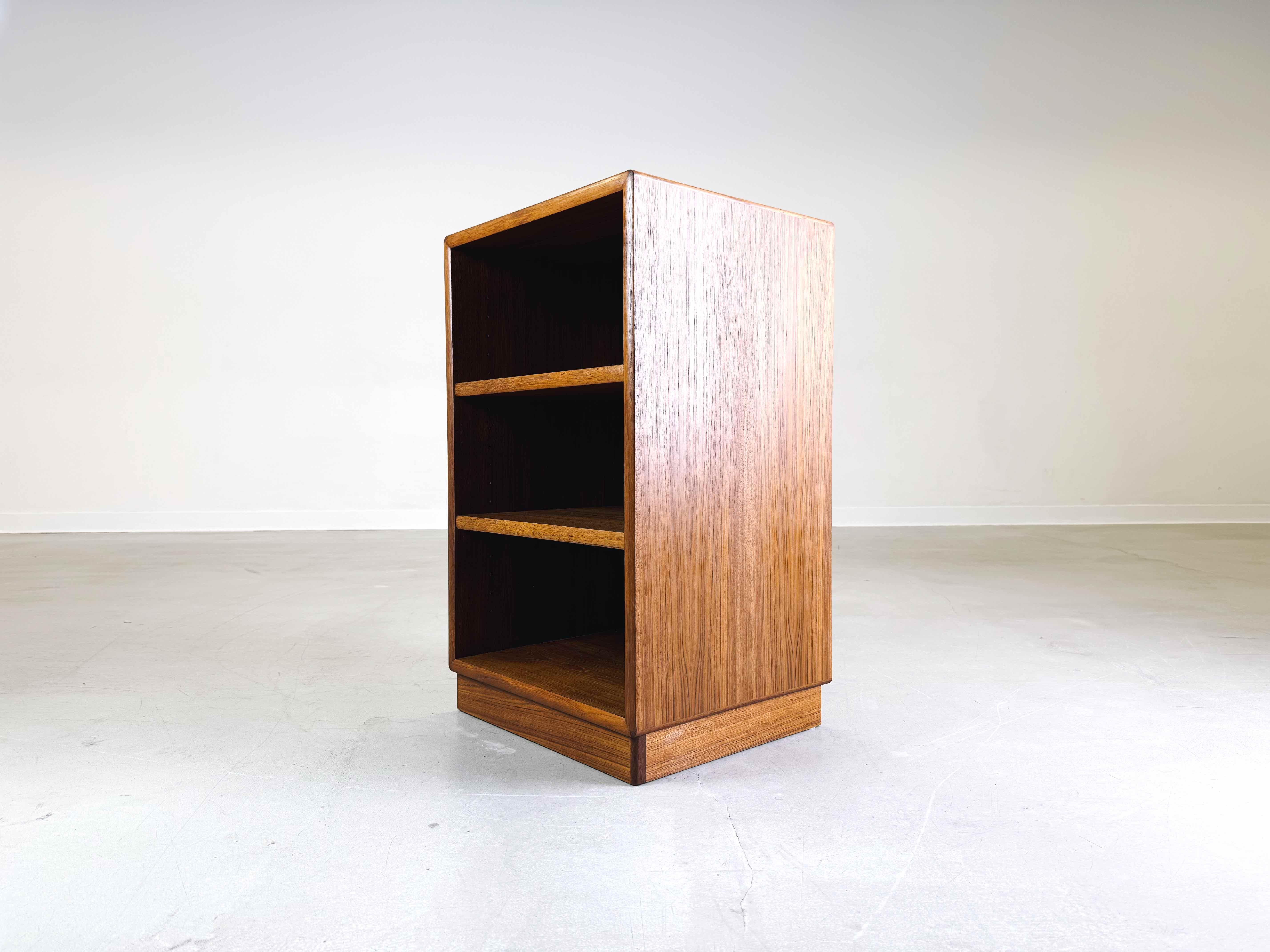 Comò di metà secolo Dyrlund teak danese In condizioni buone in vendita a Berlin, DE