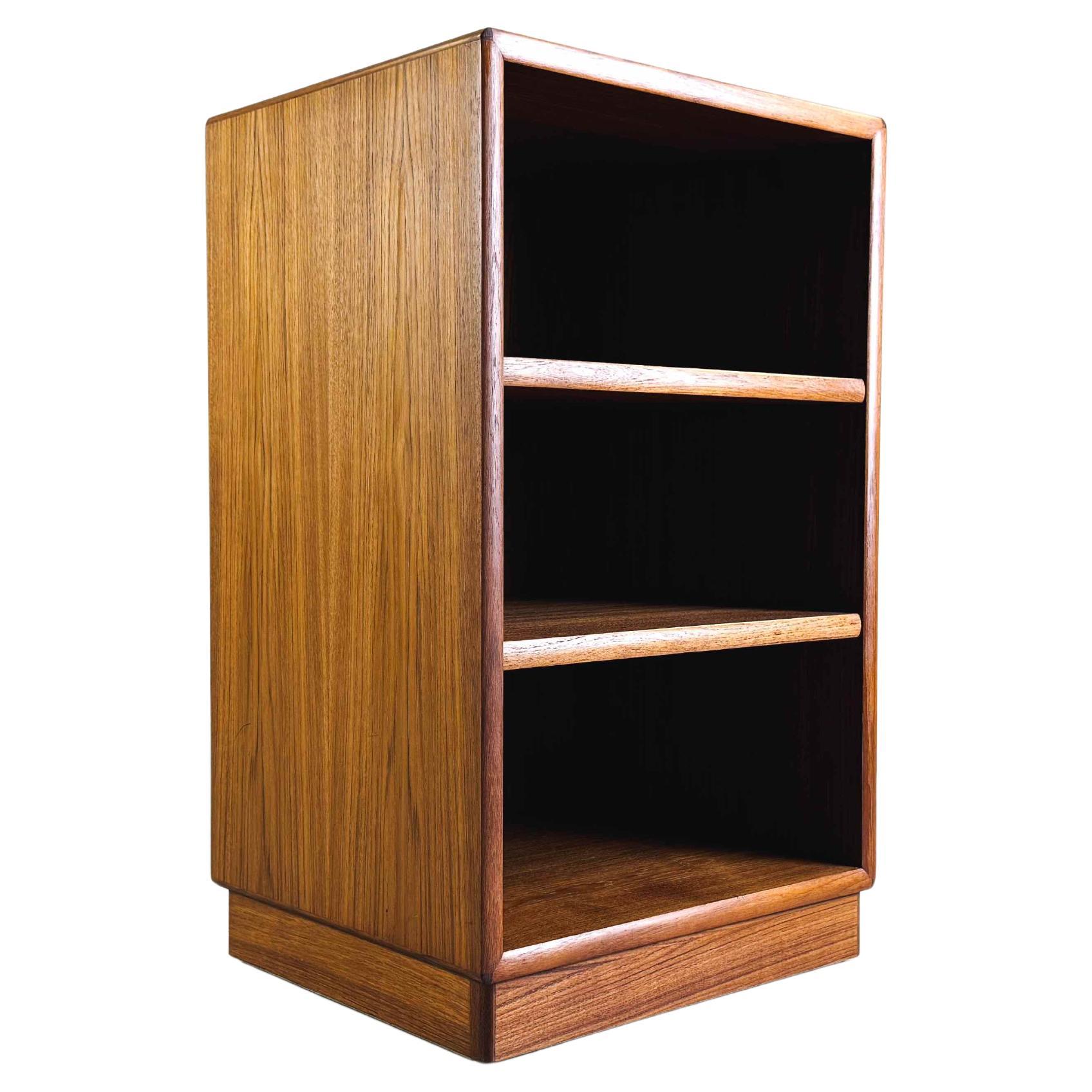 Comò di metà secolo Dyrlund teak danese in vendita