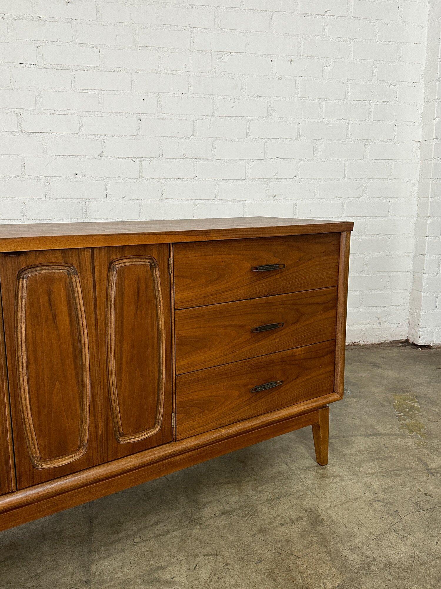 Mid Century Dresser by Broyhil Emphasis In Good Condition In Los Angeles, CA