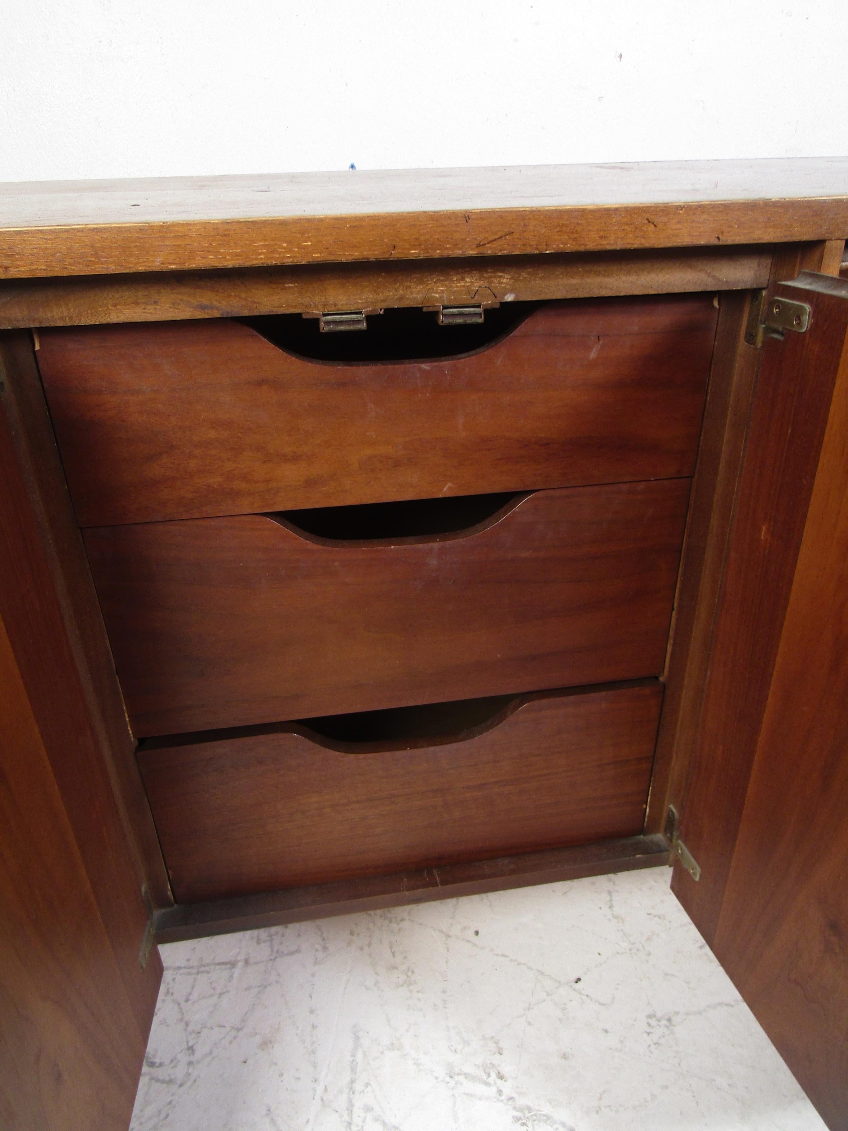 Mid-Century Modern Midcentury Dresser by Lane For Sale