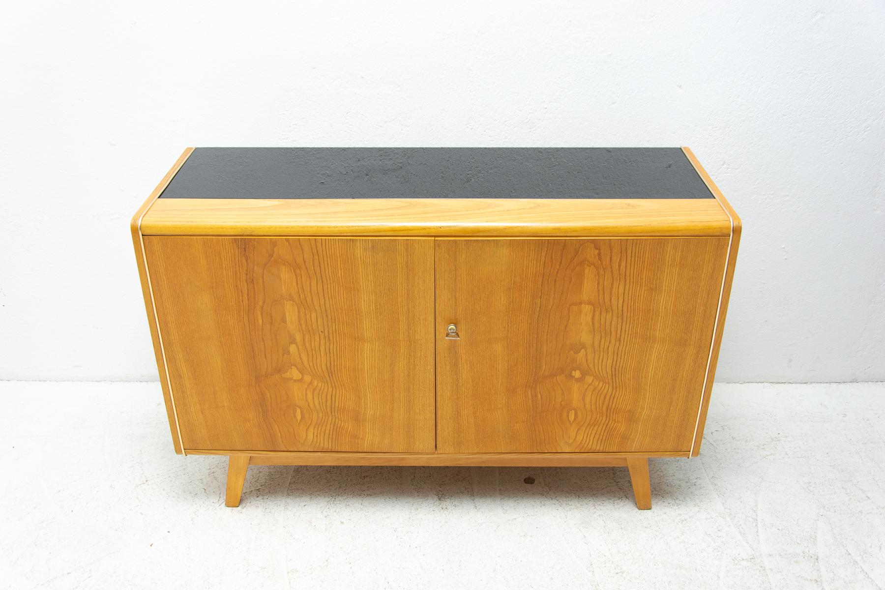 Midcentury Dresser by Nepožitek & Landsman for Jitona, 1970s In Good Condition For Sale In Prague 8, CZ