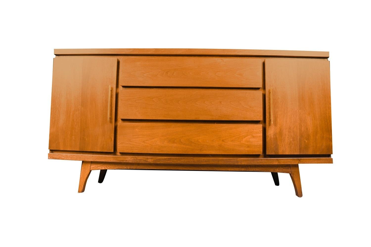 An exceedingly well-crafted credenza / dresser. Features the mid-century style and construction quality that keep these pieces in such high demand today. Beautiful all original walnut figuring and color. Unique design with wonderful clean lines
