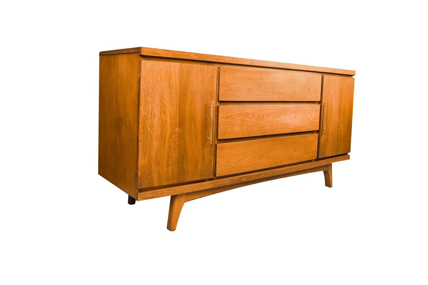 Mid Century Dresser Credenza Brass Pulls In Good Condition For Sale In Baltimore, MD