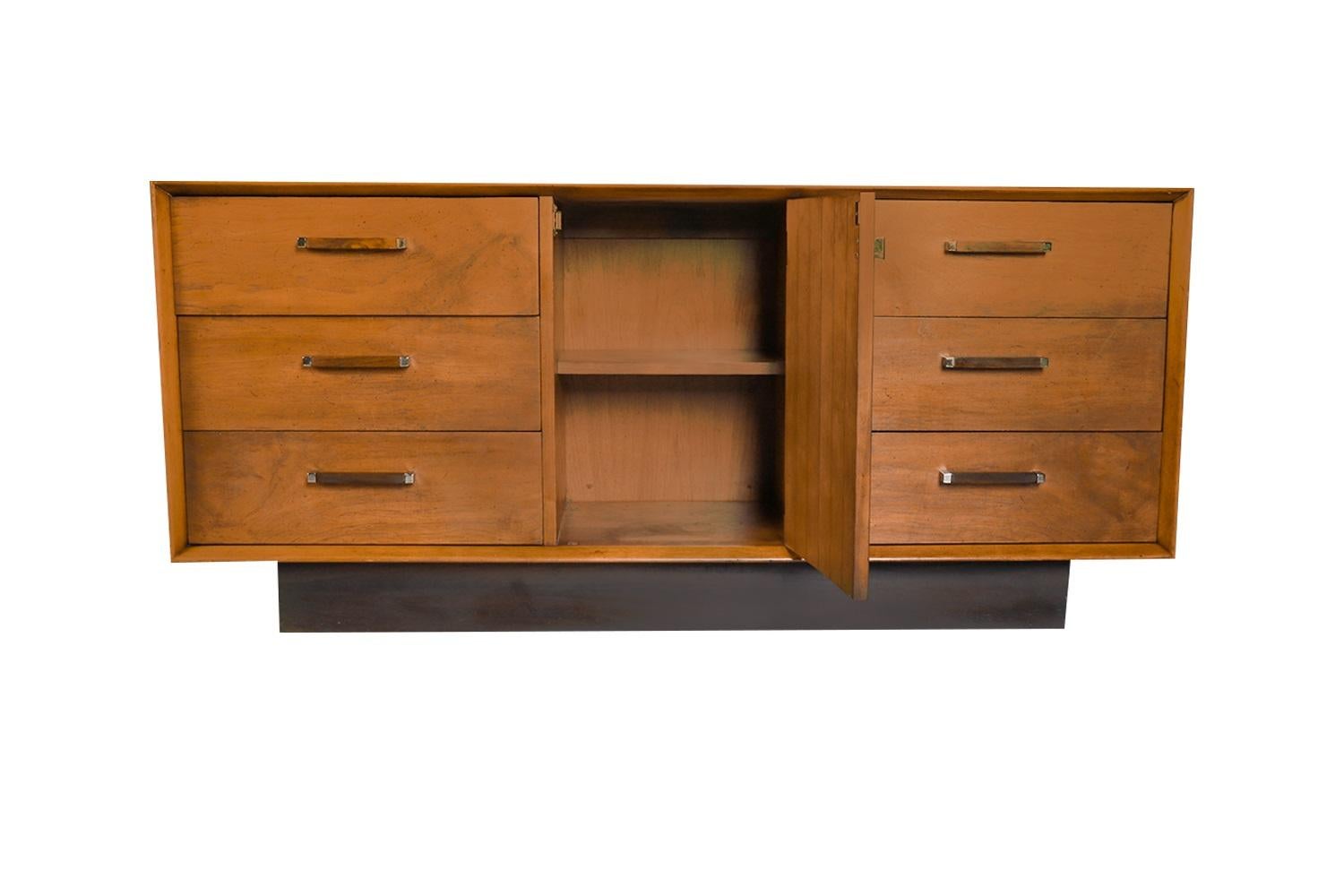 An elegant dresser from the Lane furniture “tower suite”. This is a beautiful example of Mid-Century craftsmanship by Lane Furniture. This retro piece was constructed with top of the line hardware, and excellently crafted woodwork. Features solid