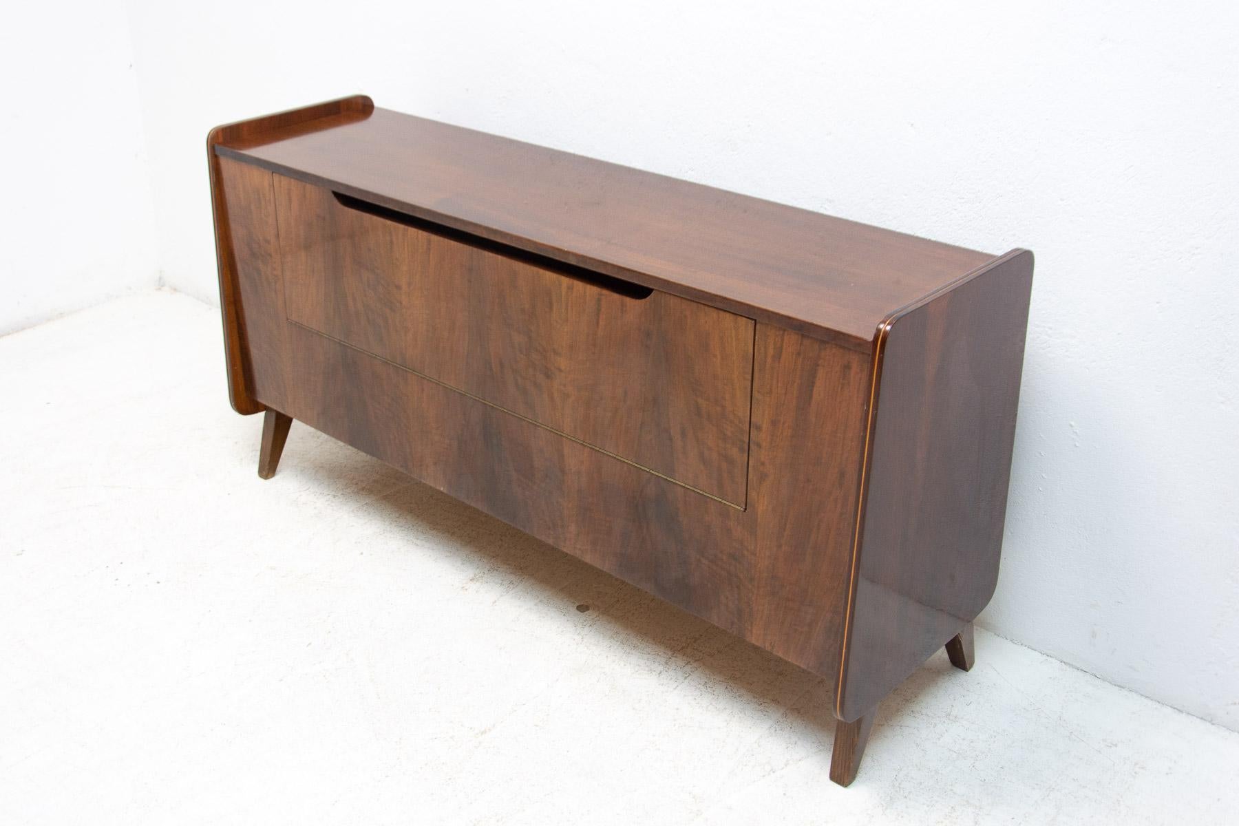 Commode du milieu du siècle, conçue par Frantisek Jirk, années 1960, Tchécoslovaquie en vente 10