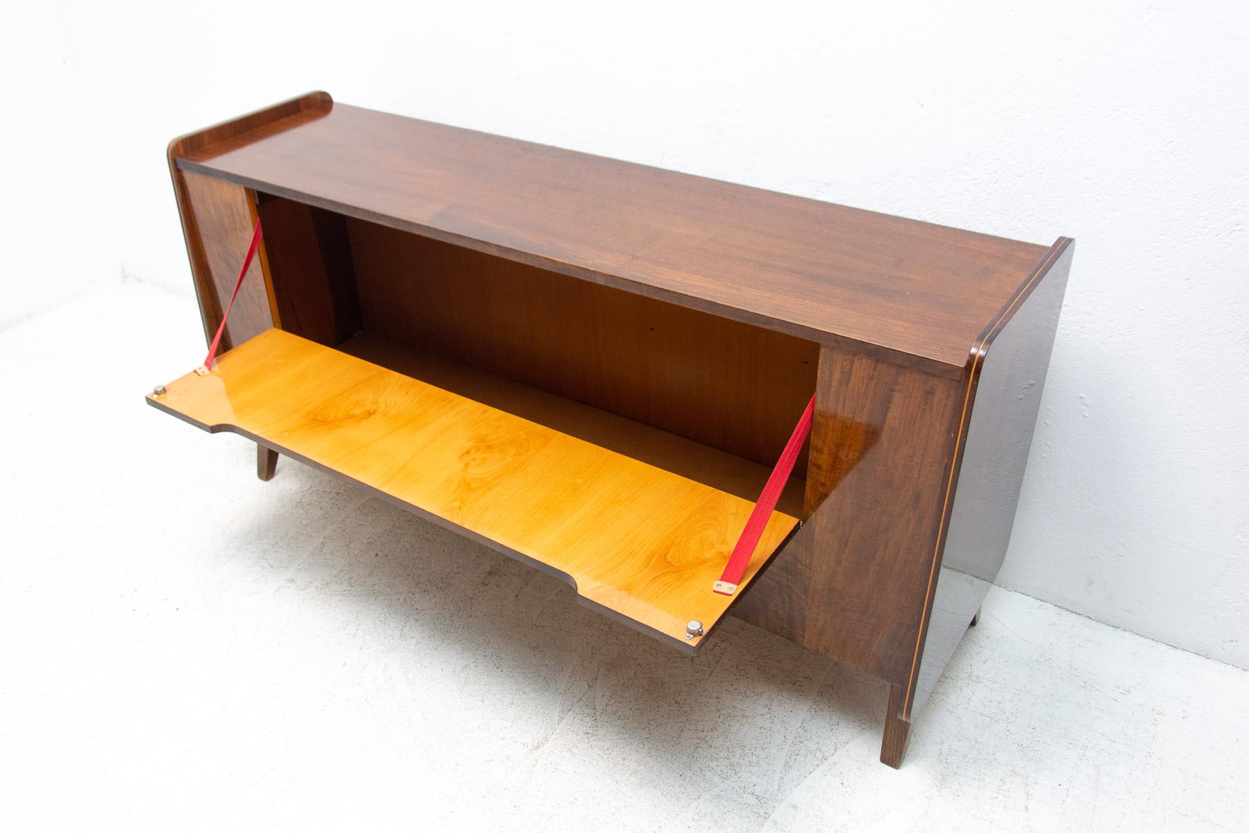 Placage Commode du milieu du siècle, conçue par Frantisek Jirk, années 1960, Tchécoslovaquie en vente