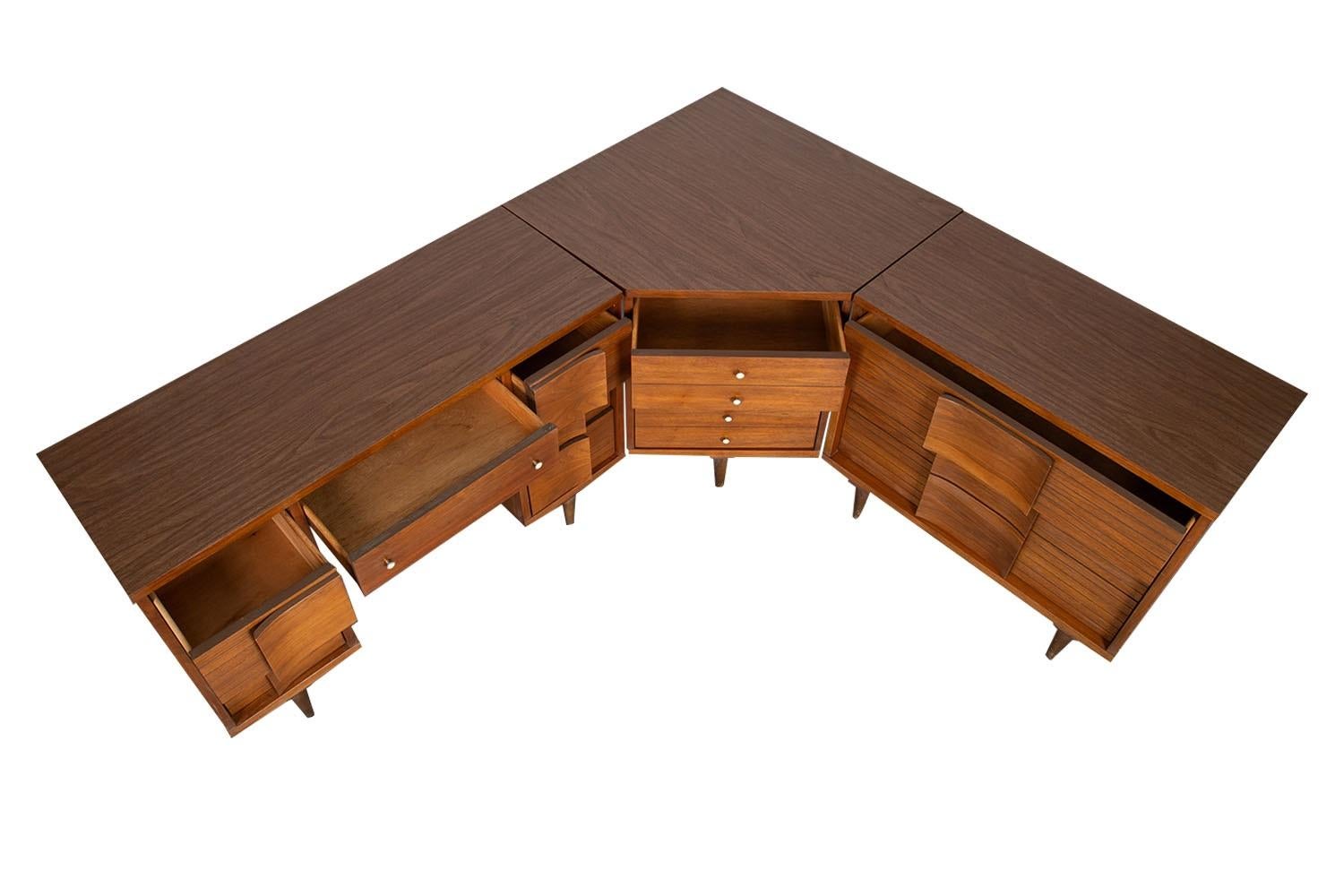 Beautiful architecturally stunning Mid Century Modern three-piece sectional dresser, desk and corner unit, 1960’s by Johnson Carper. Mad Men Home Decor, Vintage Furniture, Fashion Trend Johnson Carper, 1960 Movie Prop. This very cool three-piece