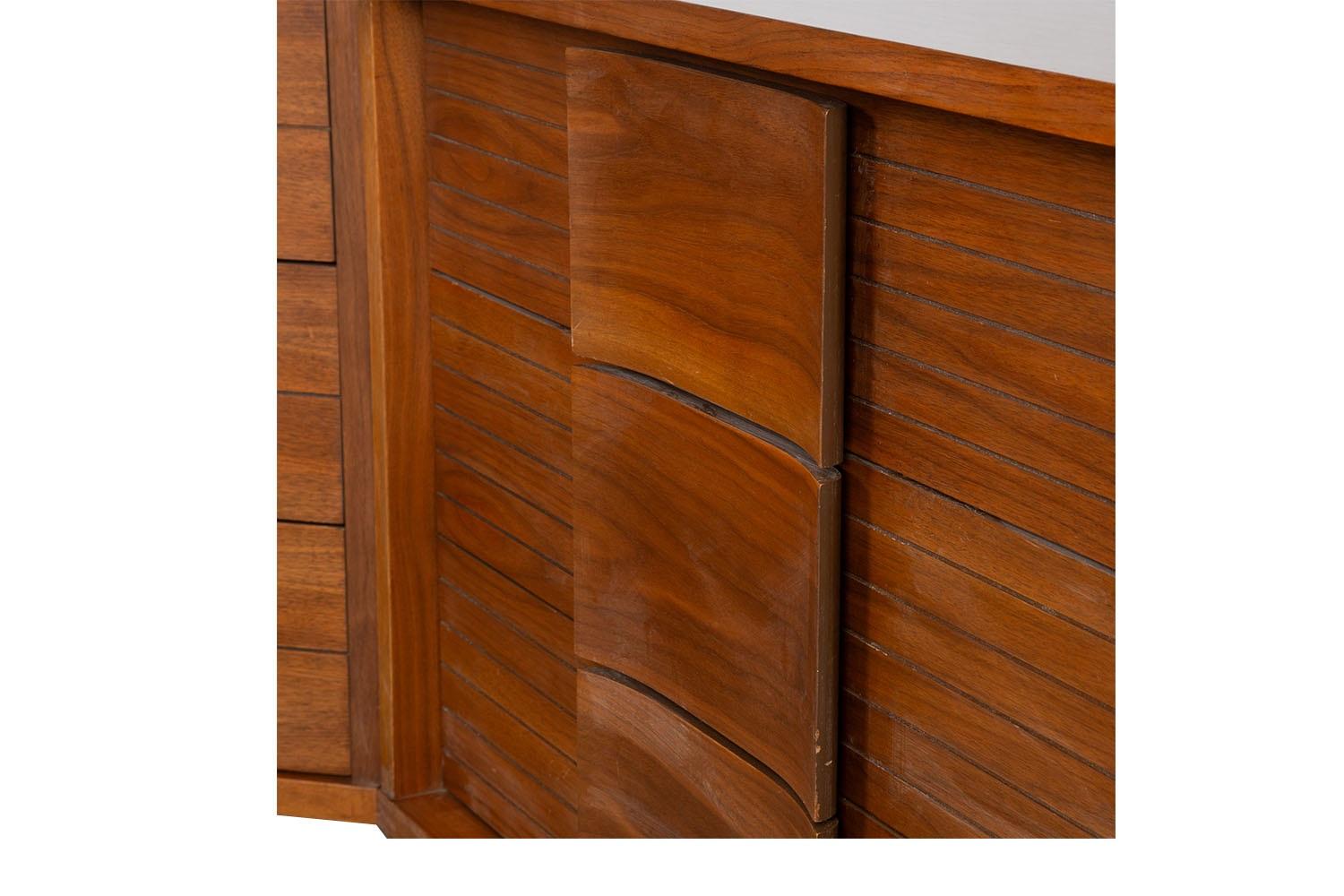 Mid-Century Dresser Desk Corner Unit Three Piece Collection Johnson Carper In Good Condition In Baltimore, MD