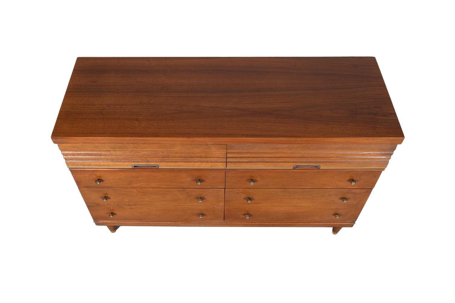 An exceedingly well-crafted, detailed, proportioned walnut 6 drawer dresser. This beautiful dresser is a difficult to find style. An extremely well made and solid piece in great condition with simple elegant lines. Each drawer has a beautiful medium