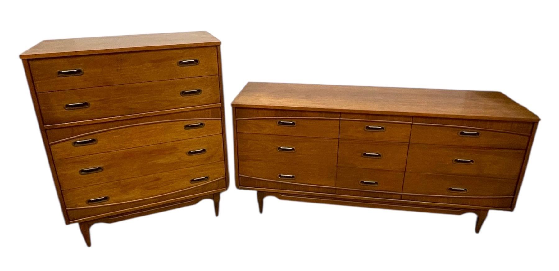 Mid-Century Dresser Set by Hooker Furniture, 9-Drawer and 5-Drawer Dresser (Moderne der Mitte des Jahrhunderts) im Angebot