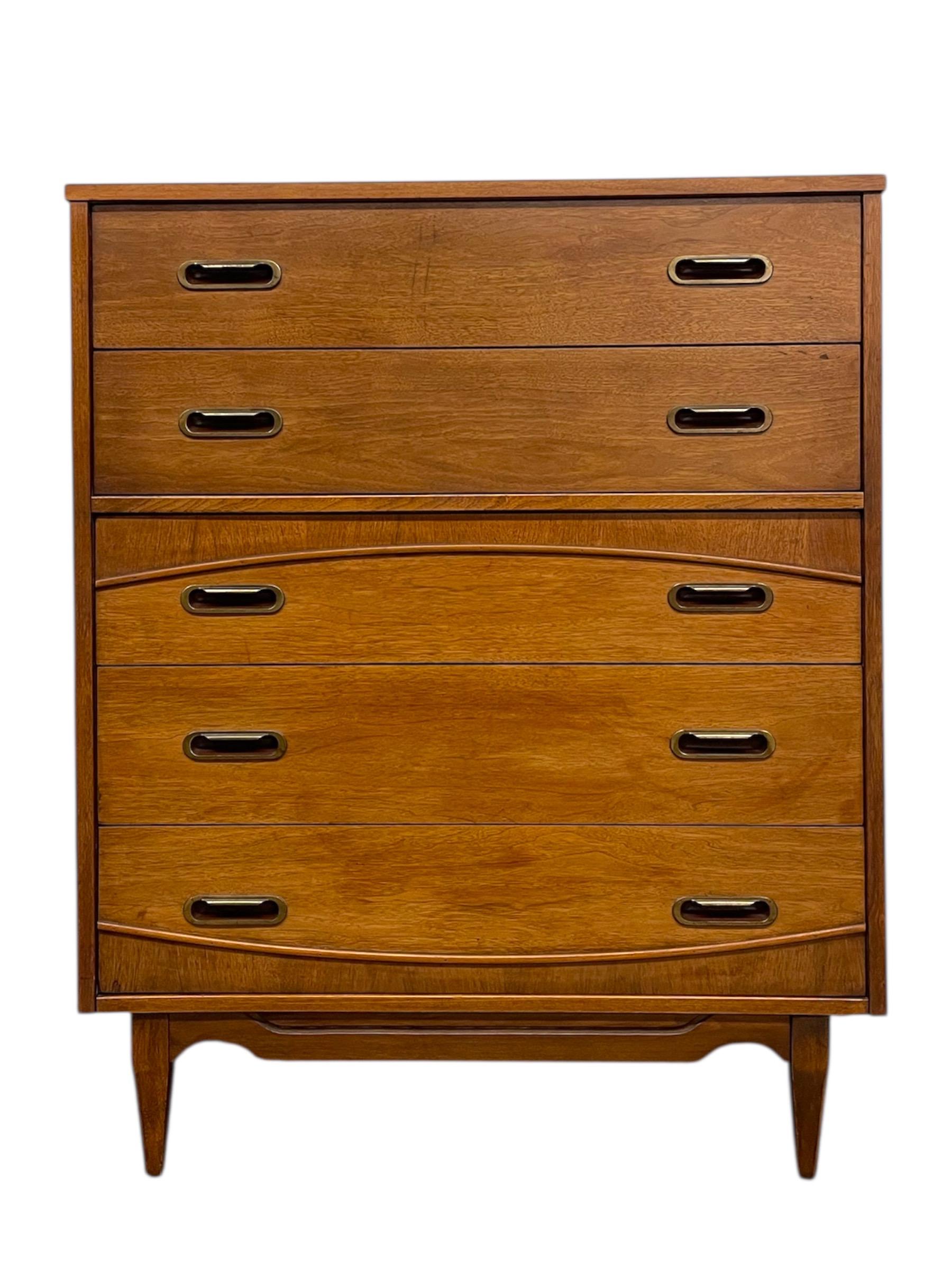 Mid-Century Dresser Set by Hooker Furniture, 9-Drawer and 5-Drawer Dresser (Holz) im Angebot