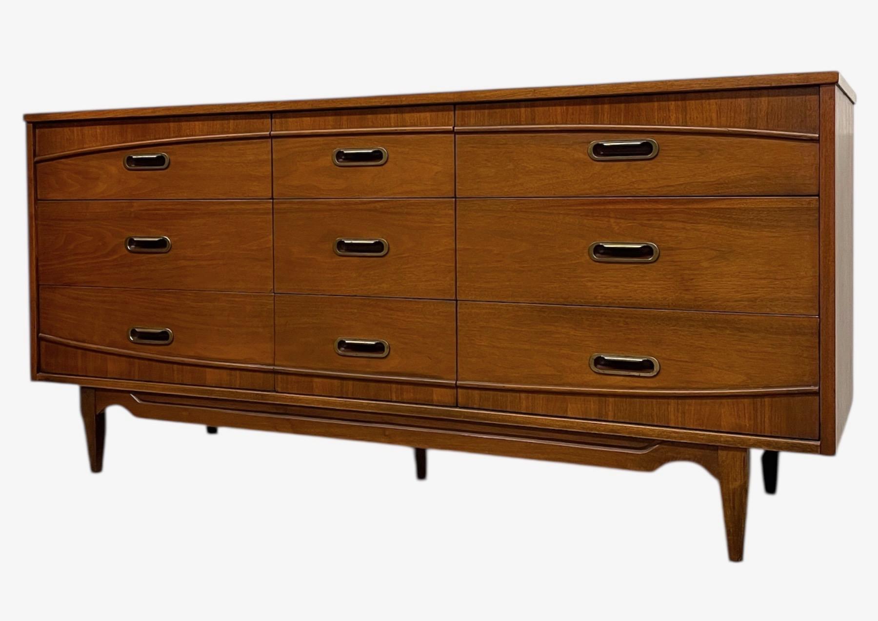 Mid-Century Dresser Set by Hooker Furniture, 9-Drawer and 5-Drawer Dresser im Angebot 2