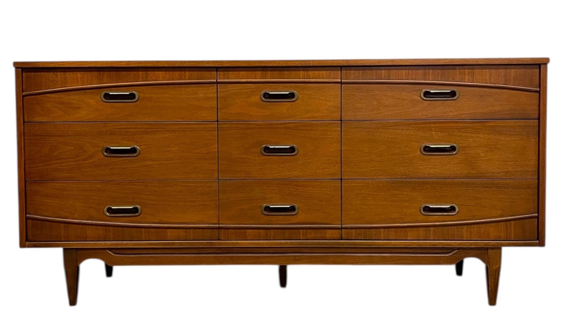 Mid-Century Dresser Set by Hooker Furniture, 9-Drawer and 5-Drawer Dresser im Angebot 3