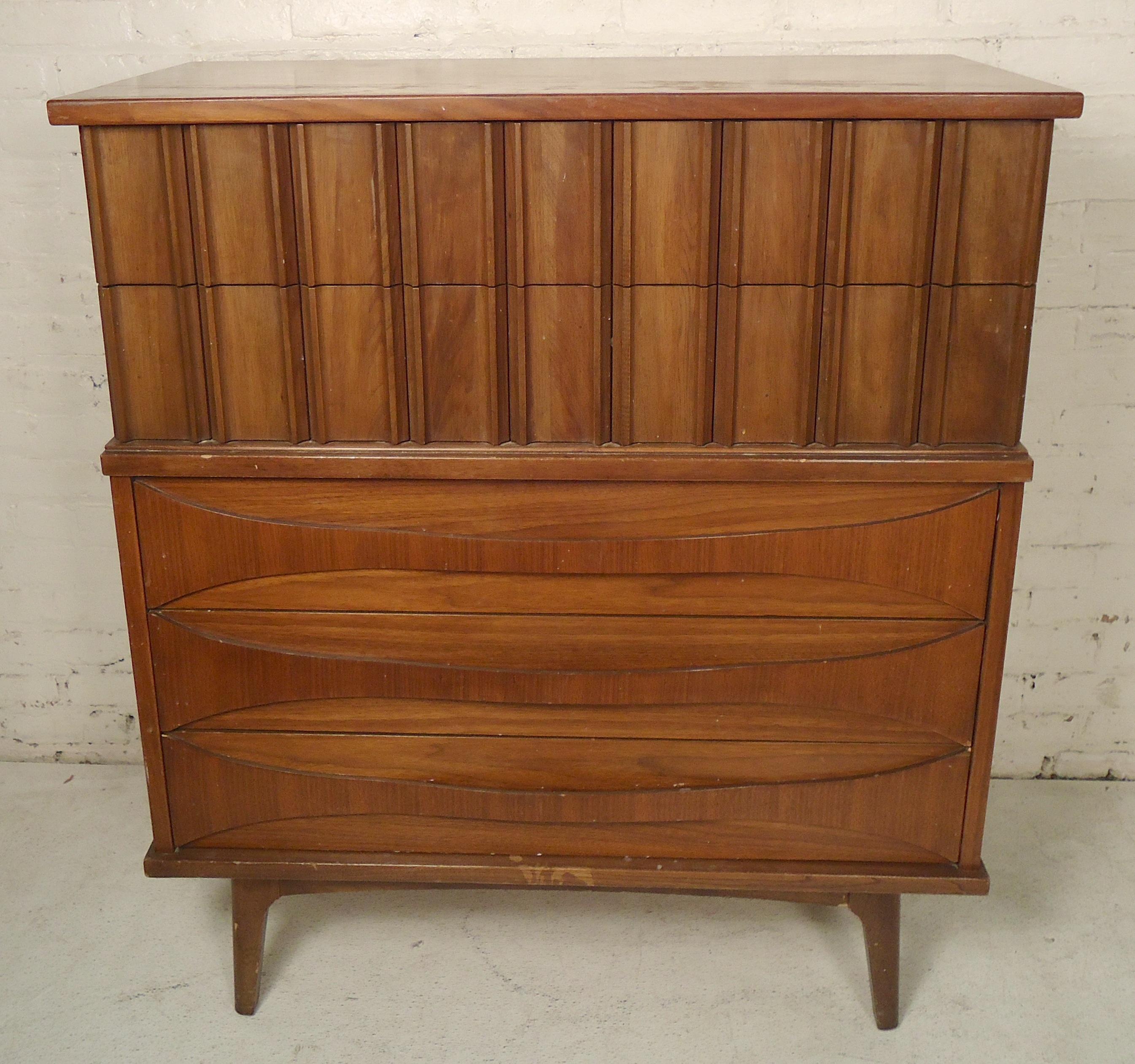 Great Mid-Century Modern designed tall dresser with sculpted handles. Five total drawers in walnut grain.

(Please confirm item location - NY or NJ - with dealer).
    