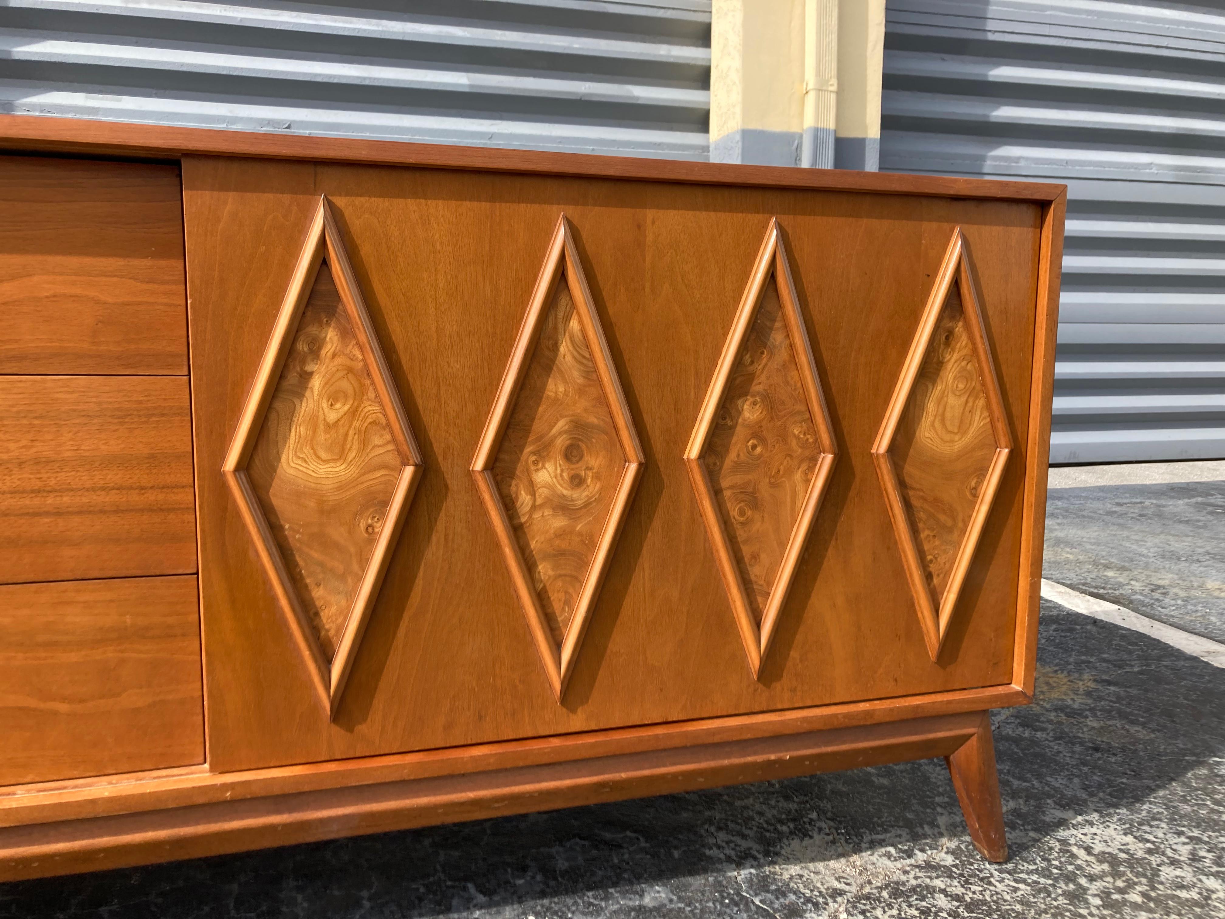 Mid century dresser, three drawers and one sliding door, behind the sliding door are three interior drawers. Original condition, some scratches and spots.