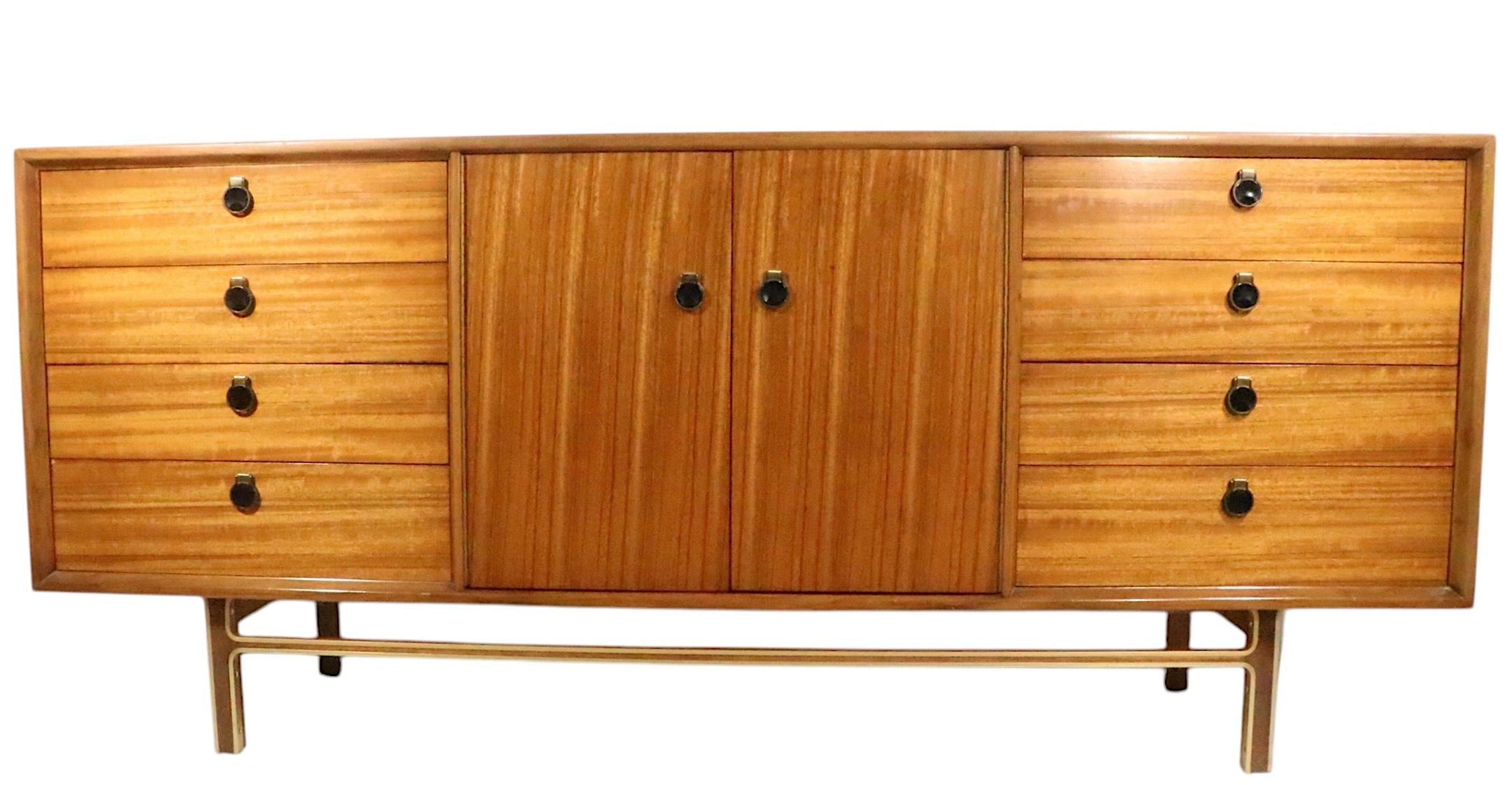 Mid Century Dresser with Twelve Drawers In Good Condition For Sale In New York, NY