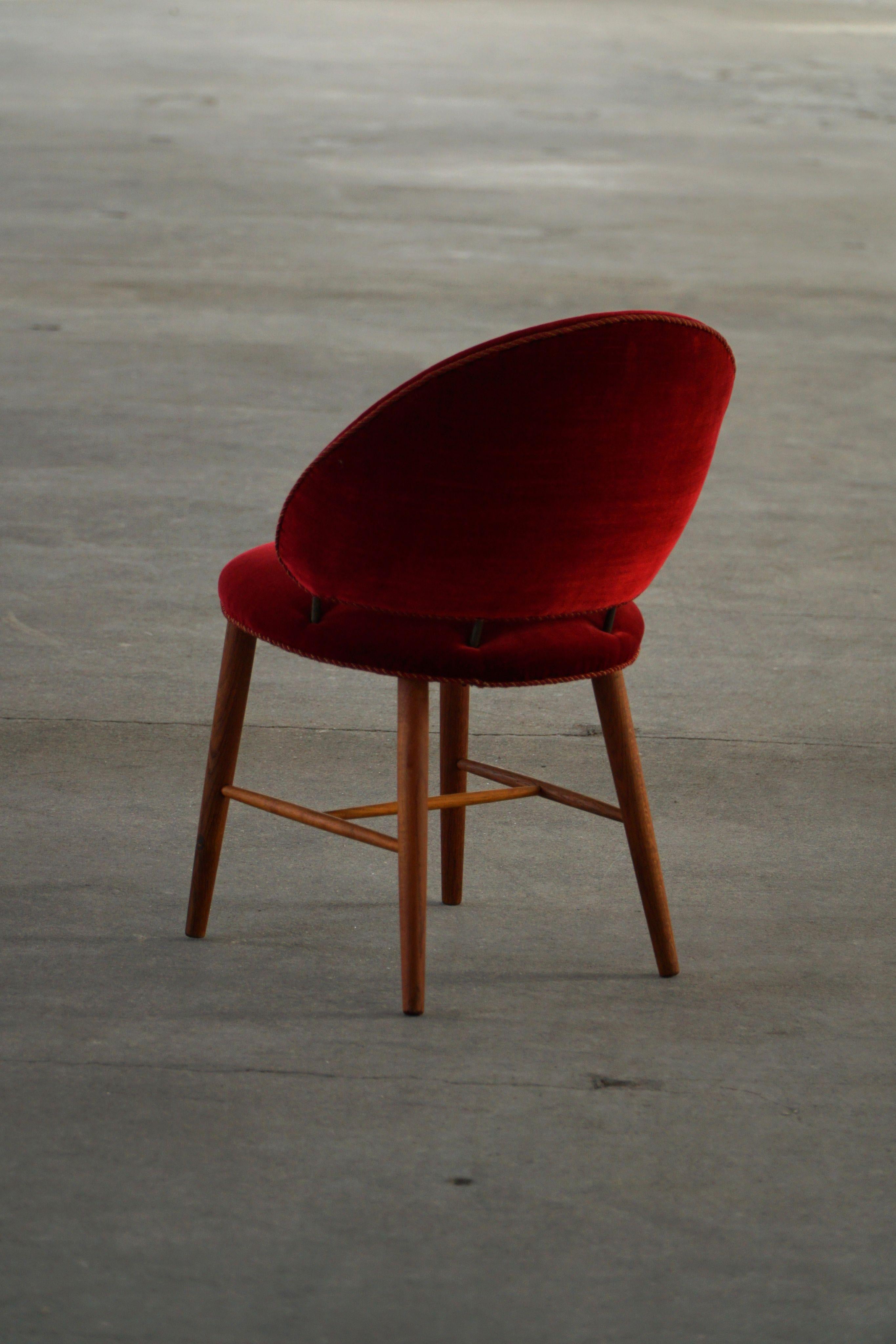 Sedia da toeletta di metà secolo in Oak e velluto rosso, opera di un ebanista danese, anni '50 in vendita 4