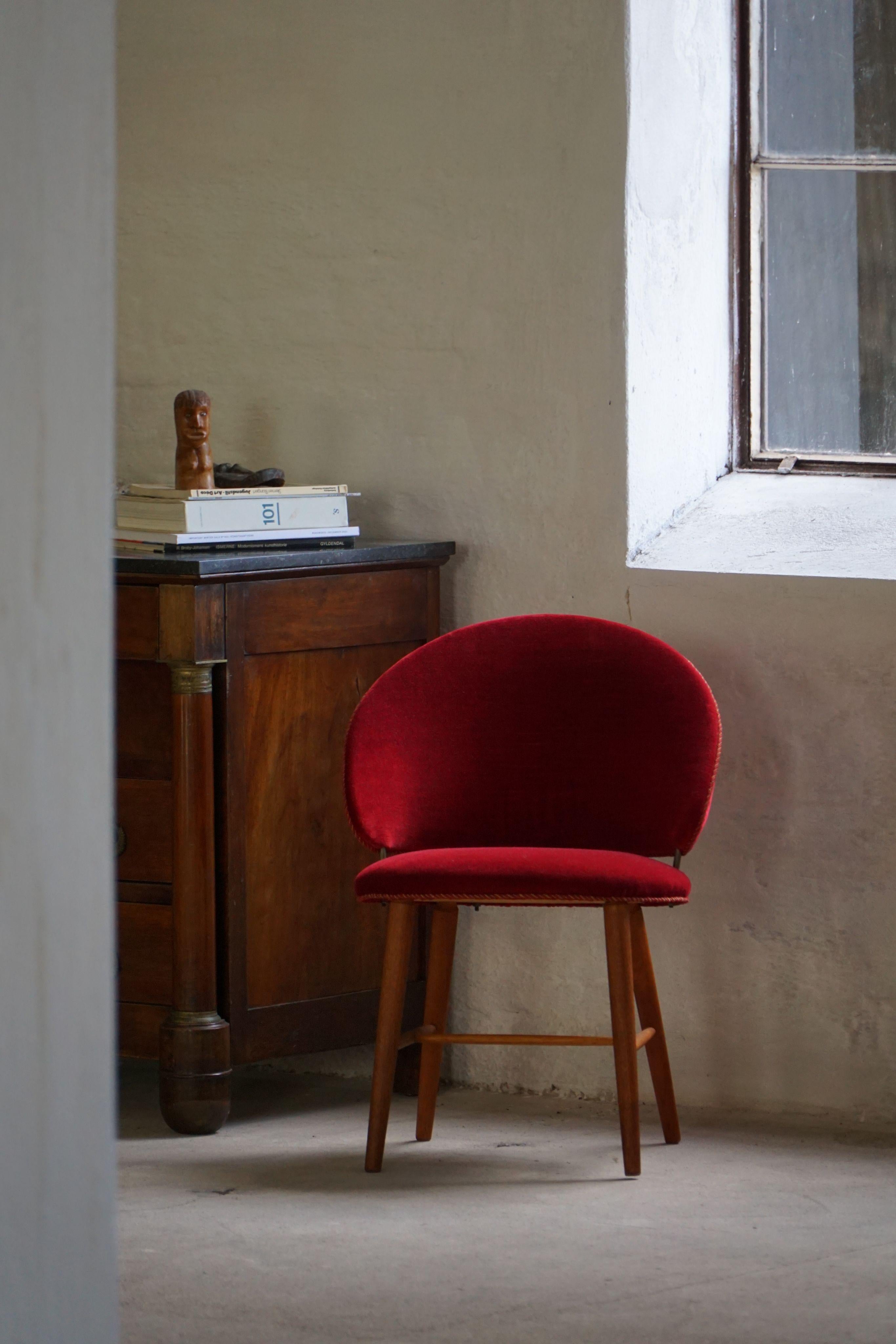 Sedia da toeletta di metà secolo in Oak e velluto rosso, opera di un ebanista danese, anni '50 in vendita 5