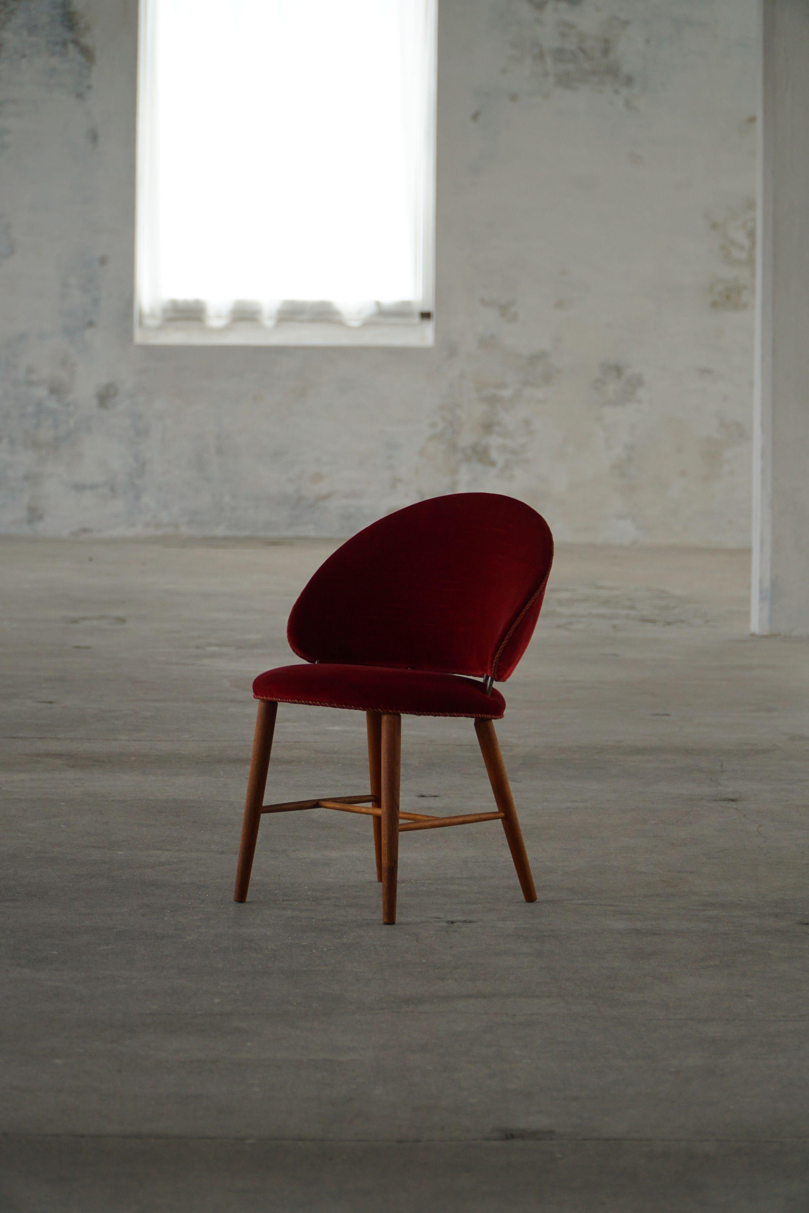 Sedia da toeletta di metà secolo in Oak e velluto rosso, opera di un ebanista danese, anni '50 in vendita 6