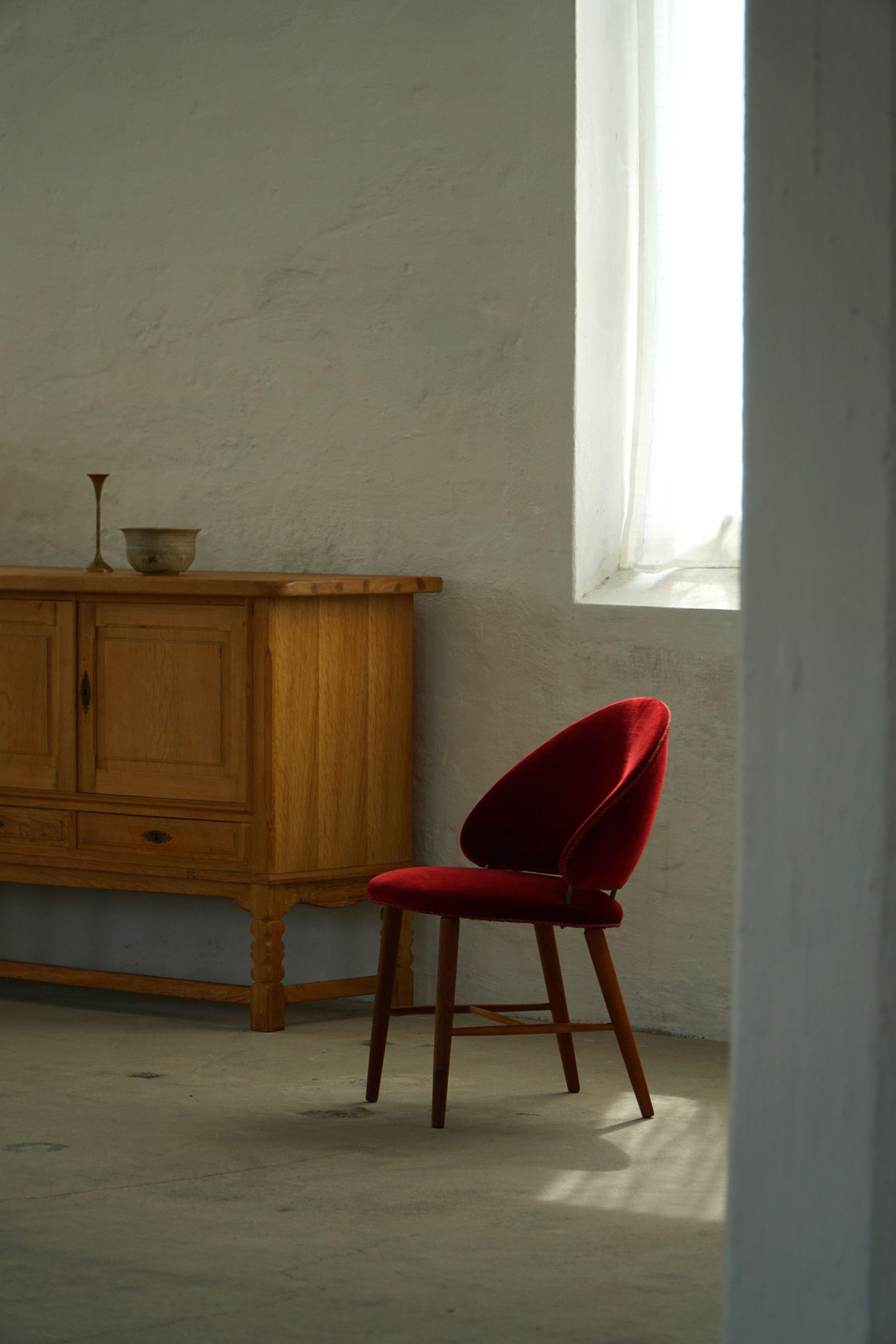Mid-Century moderno Sedia da toeletta di metà secolo in Oak e velluto rosso, opera di un ebanista danese, anni '50 in vendita