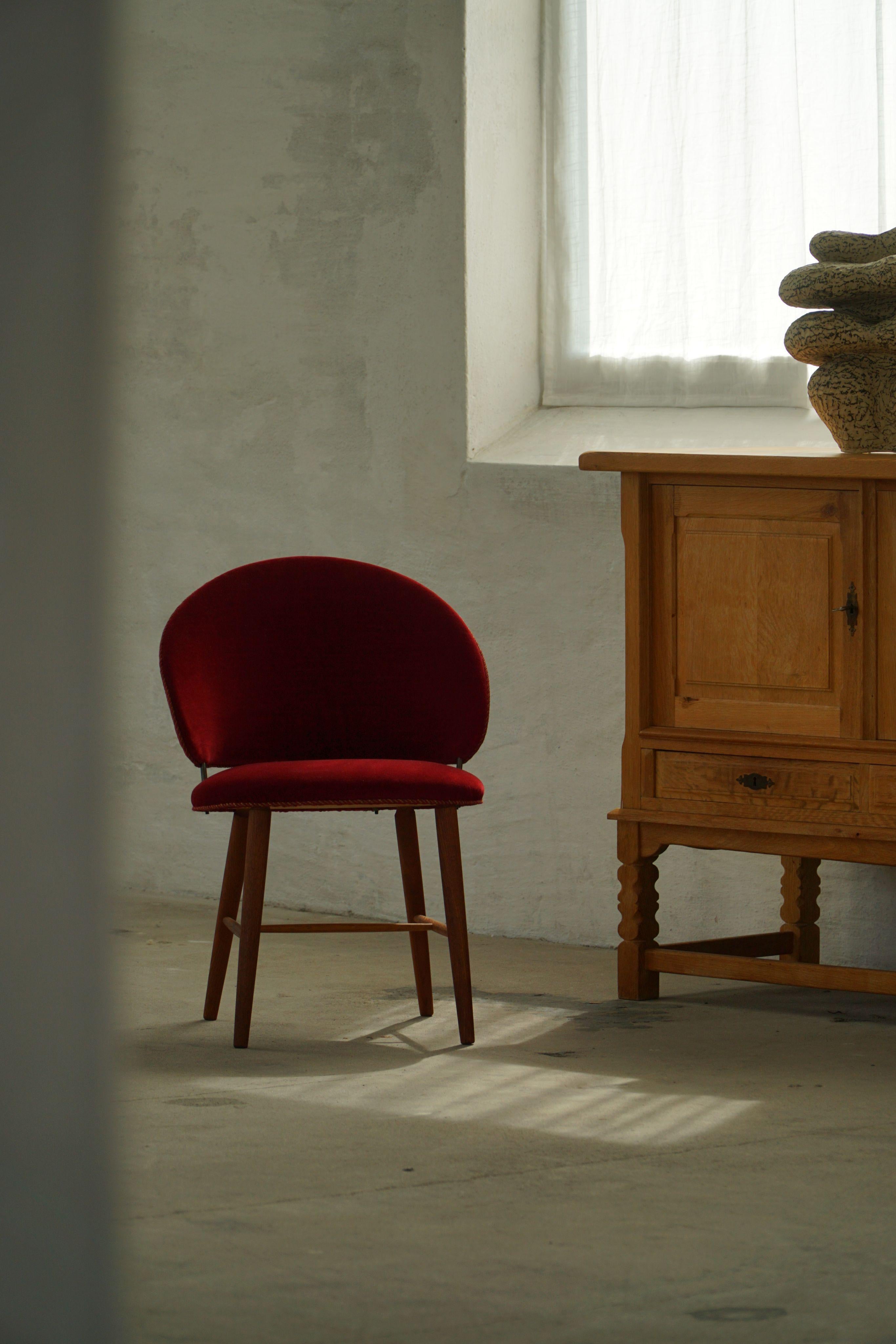 Sedia da toeletta di metà secolo in Oak e velluto rosso, opera di un ebanista danese, anni '50 In condizioni buone in vendita a Odense, DK