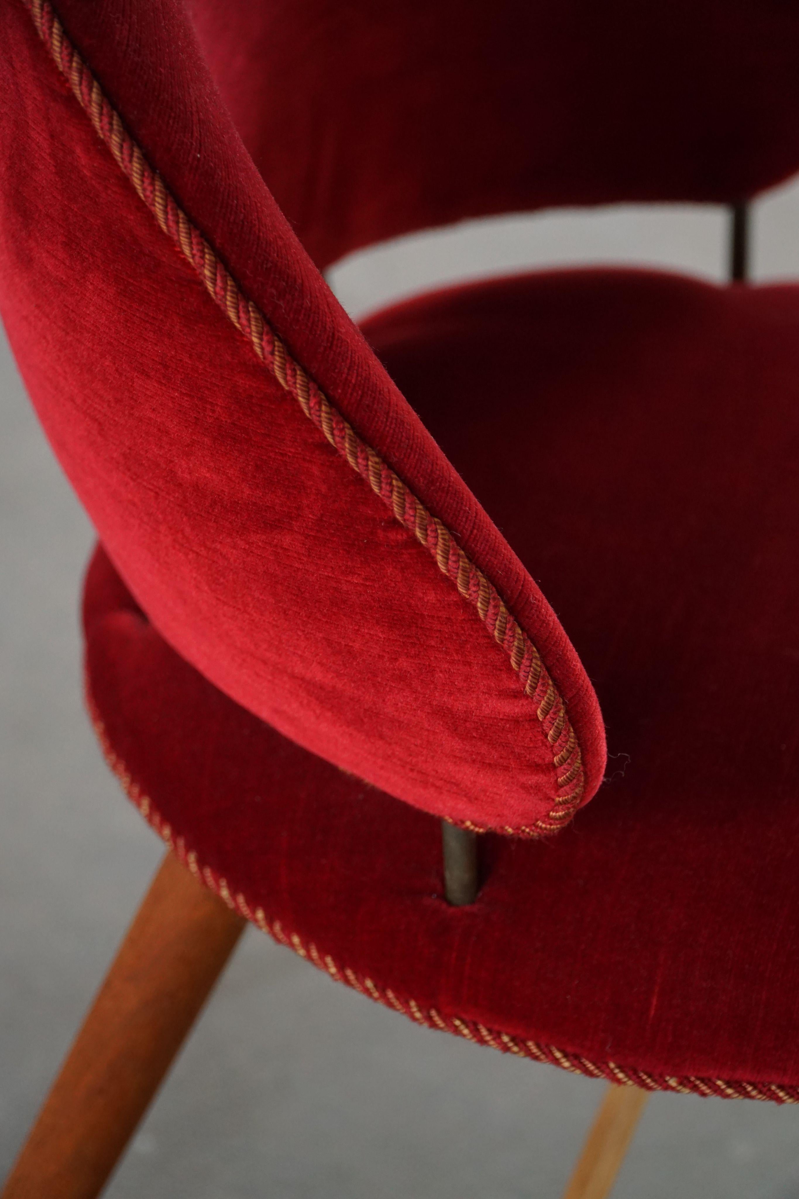XX secolo Sedia da toeletta di metà secolo in Oak e velluto rosso, opera di un ebanista danese, anni '50 in vendita