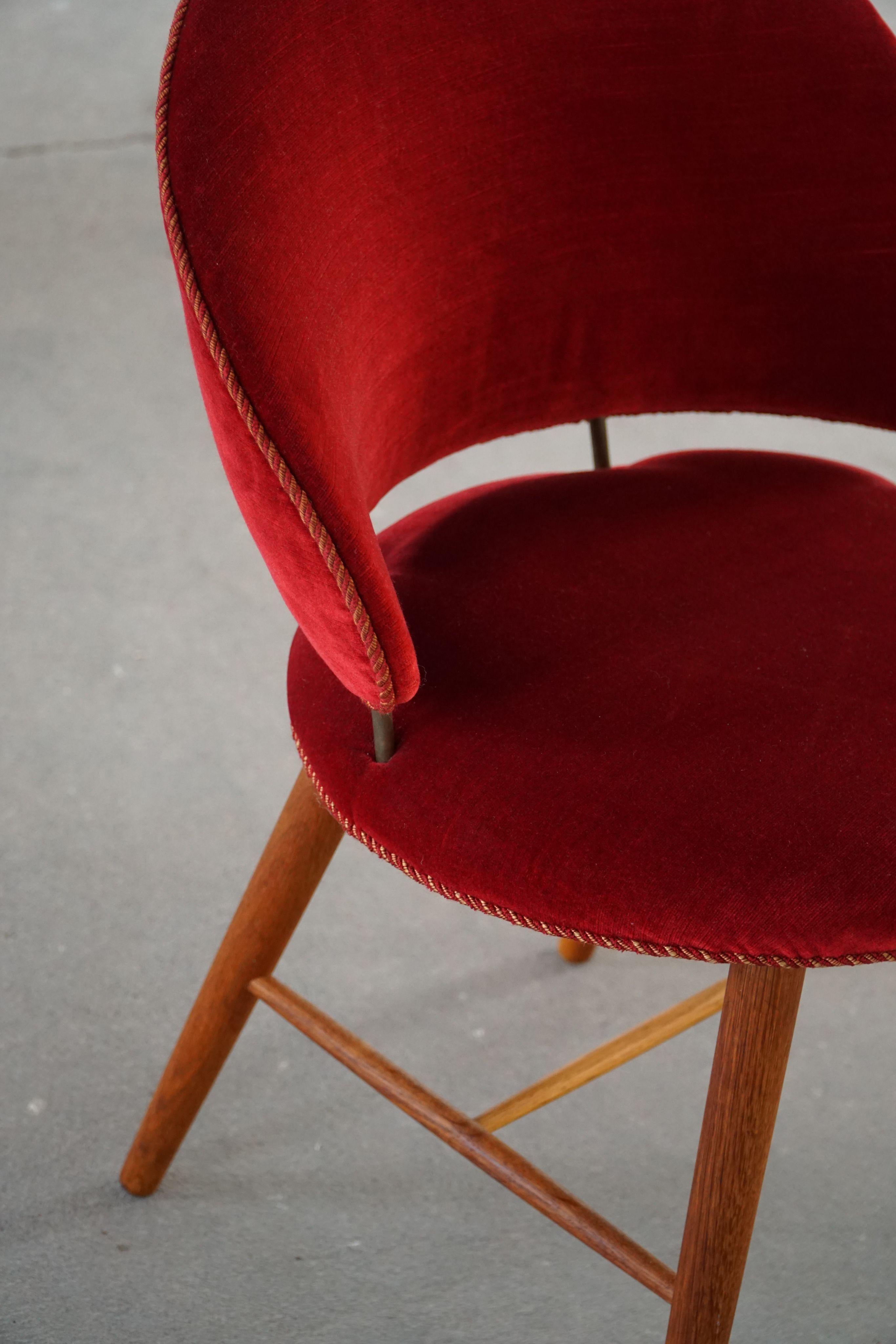 Velluto Sedia da toeletta di metà secolo in Oak e velluto rosso, opera di un ebanista danese, anni '50 in vendita