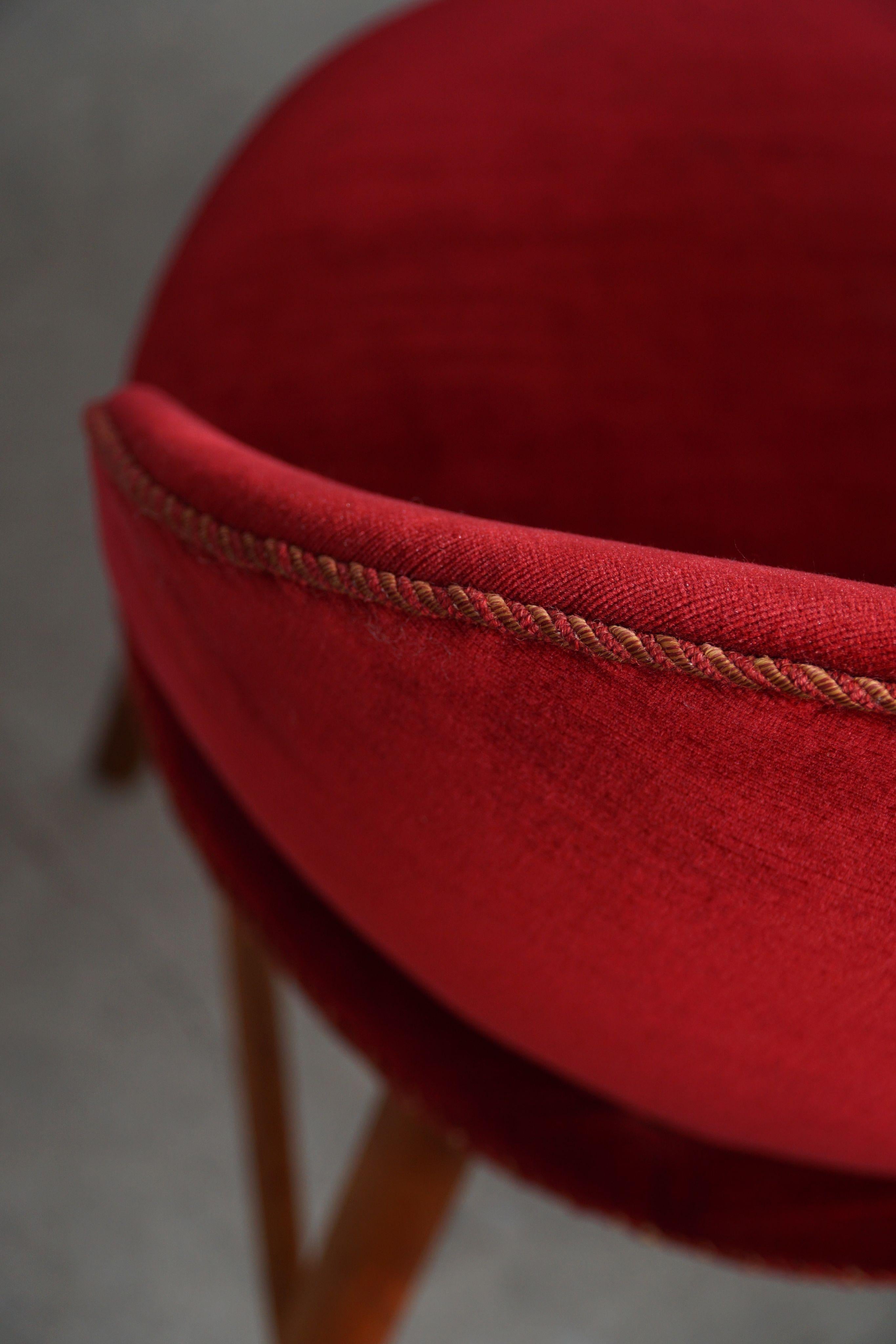 Sedia da toeletta di metà secolo in Oak e velluto rosso, opera di un ebanista danese, anni '50 in vendita 1