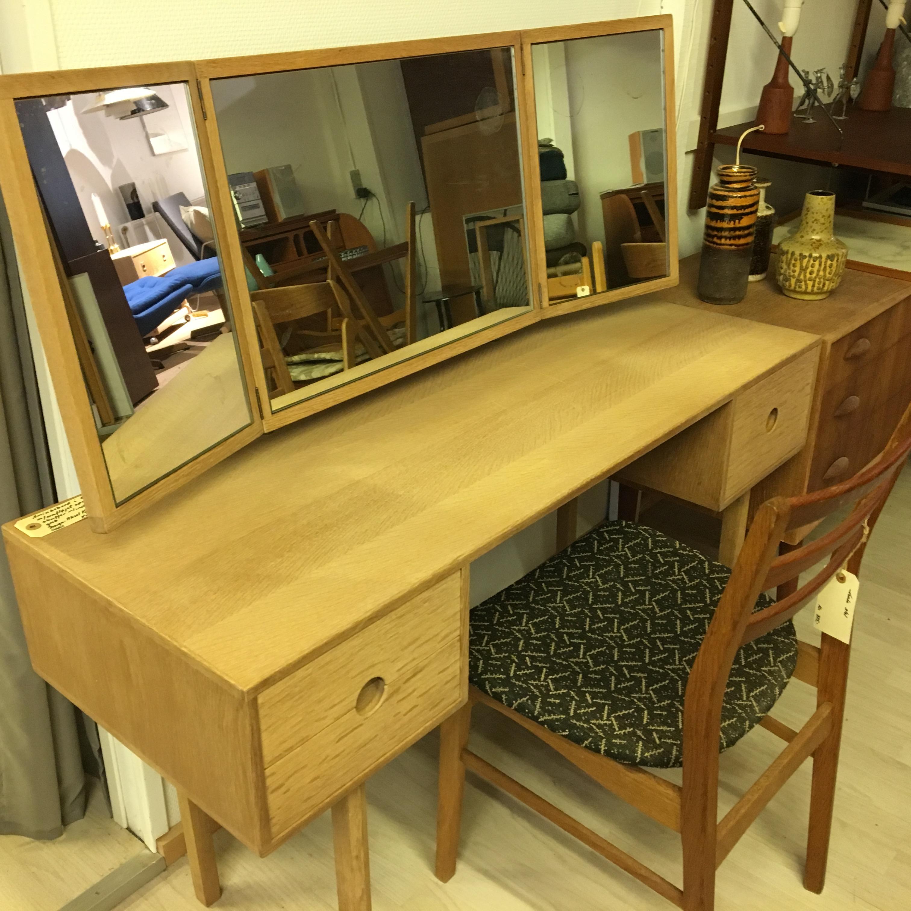 Midcentury, dressing table by Aksel Kjersgaard, 1960s.
Dressing table / Toilet furniture in oak with 3-wing adjustable and folding mirrors.
3 drawers in the front coated with felt in the bottom and with circular inset grip. Under the worktop a