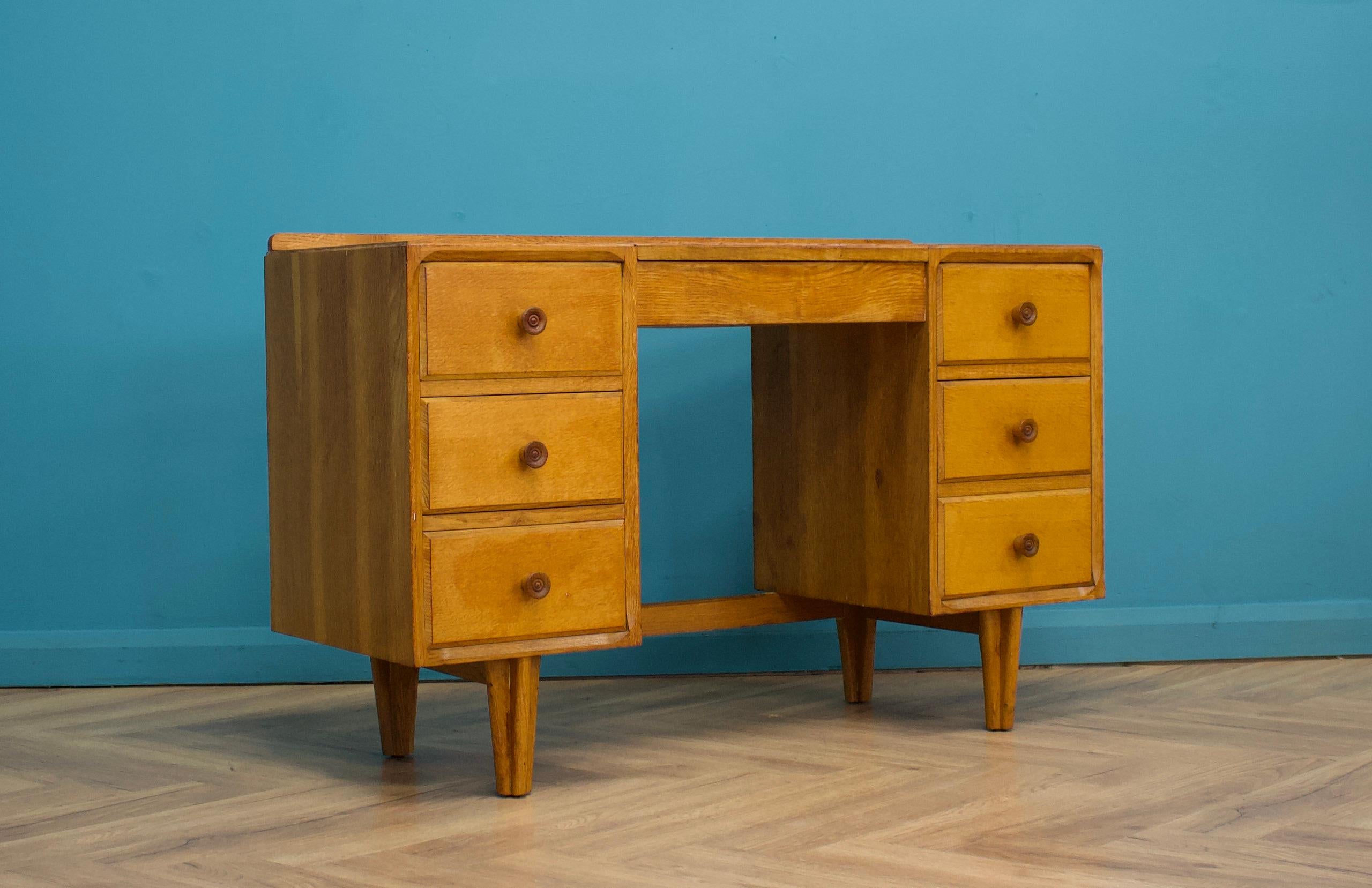 Eine schöne Qualität, 1950's Eiche Schminktisch, in der Art der Heals


Komplett mit einem verdeckten Spiegel und Fach


Insgesamt gibt es sechs Schubladen