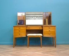 Tavolino da toeletta di metà secolo in noce di Alfred Cox per Heal's, anni '50