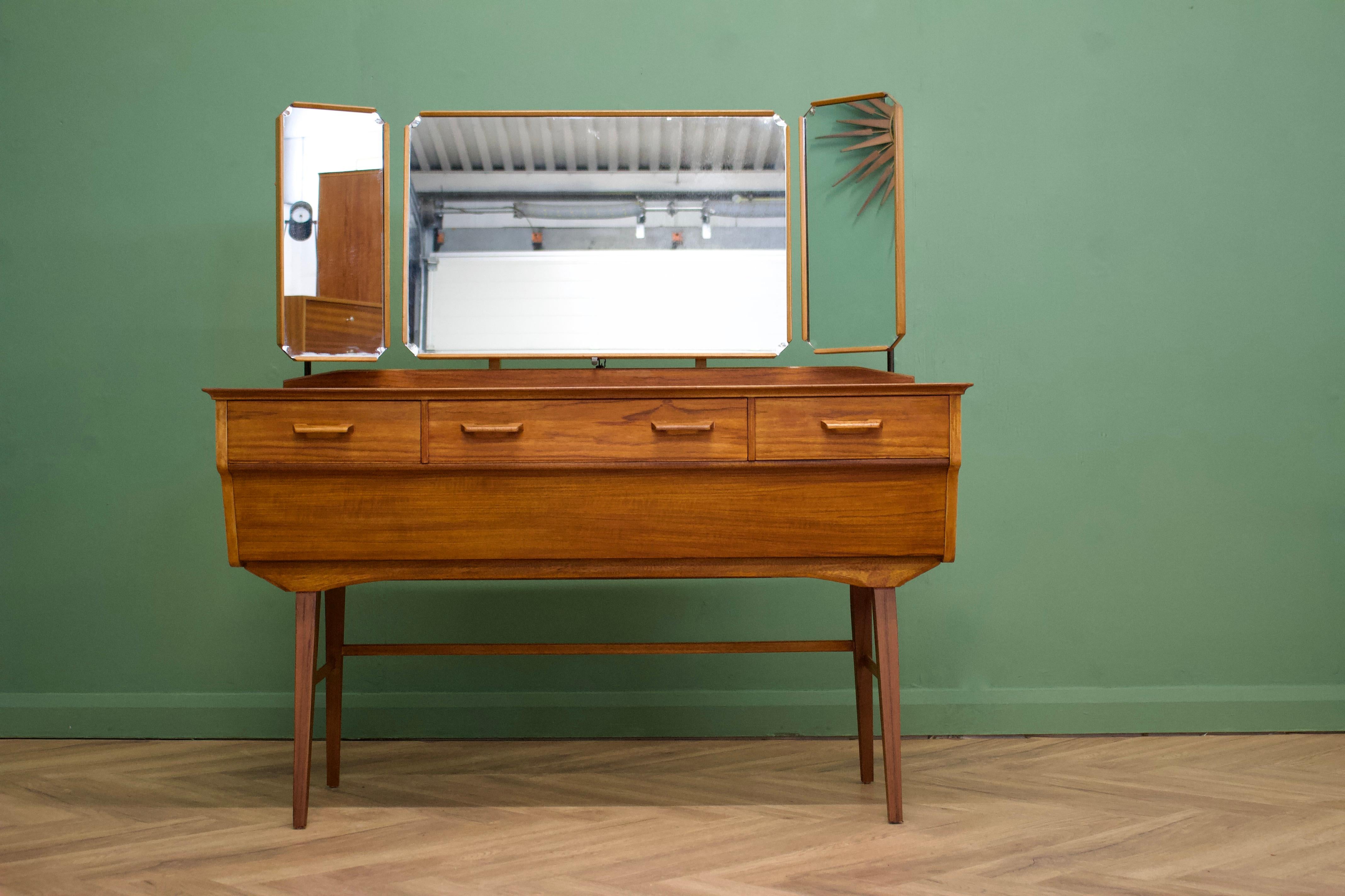 Mid-Century Modern Mid-Century Dressing Table in Walnut by Alfred COX for Heals, 1950s