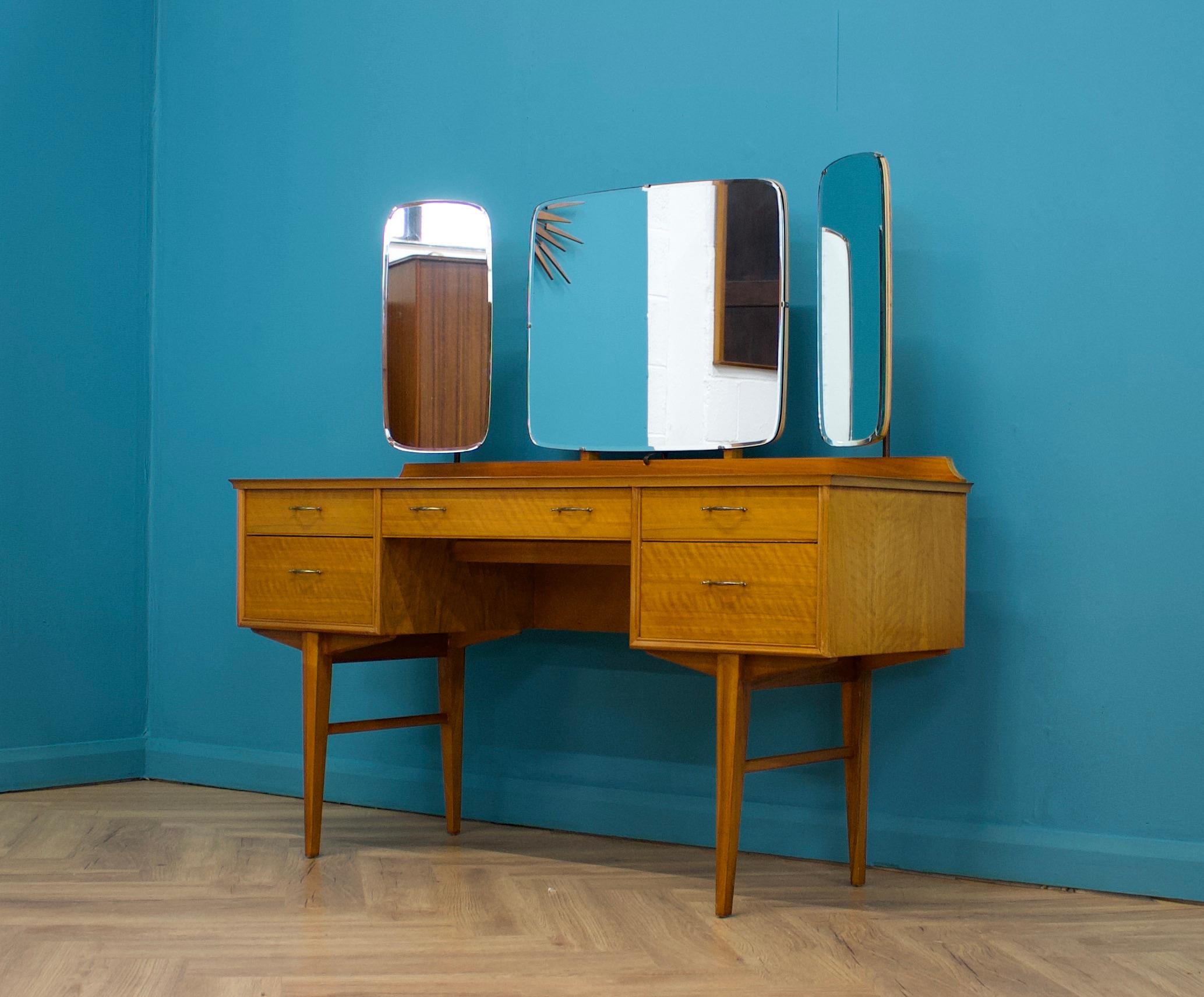 Mid-Century Modern Mid-Century Dressing Table in Walnut by Alfred COX for Heals, 1950s