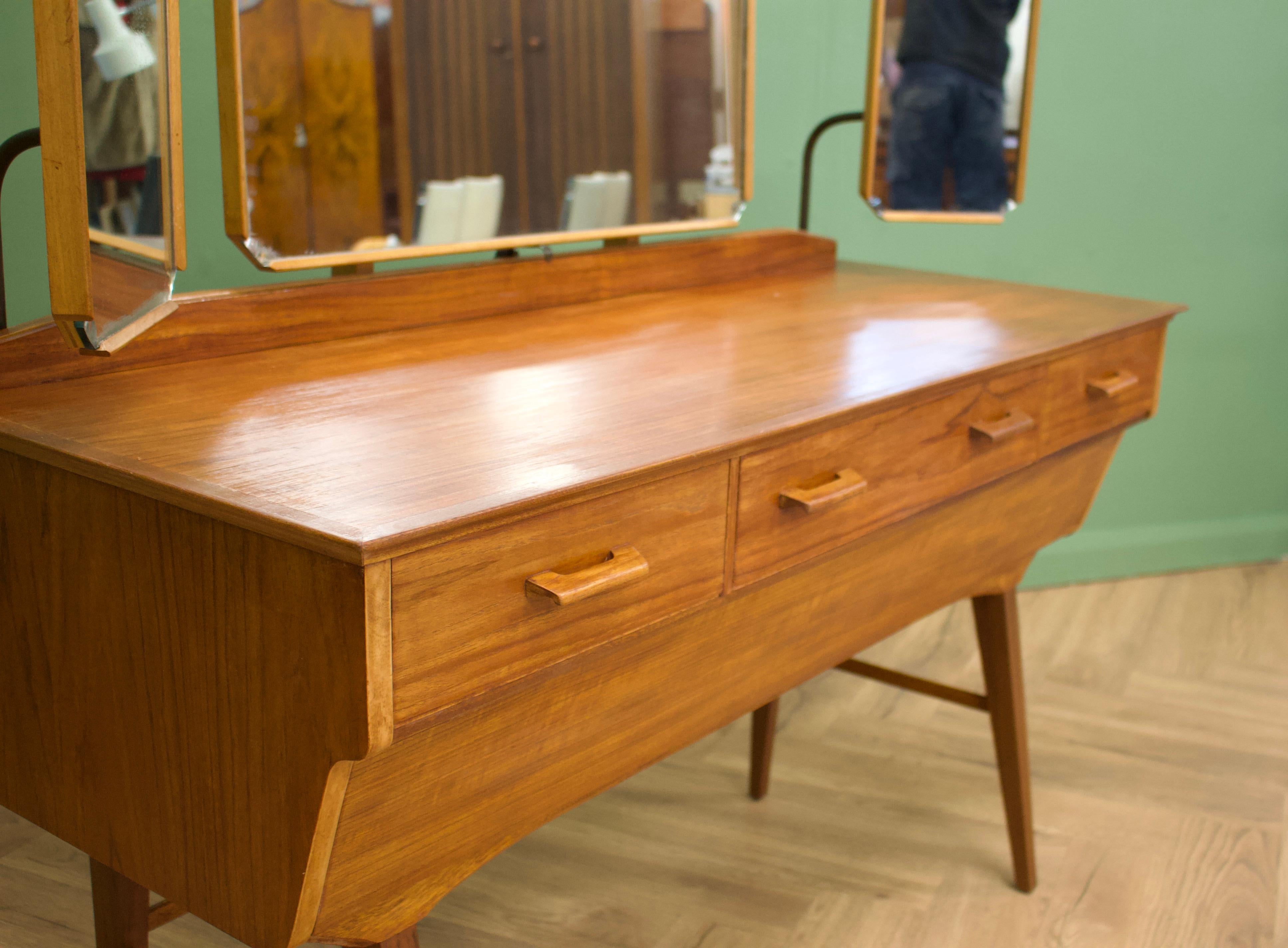 Mid-Century Dressing Table in Walnut by Alfred COX for Heals, 1950s In Good Condition In South Shields, GB