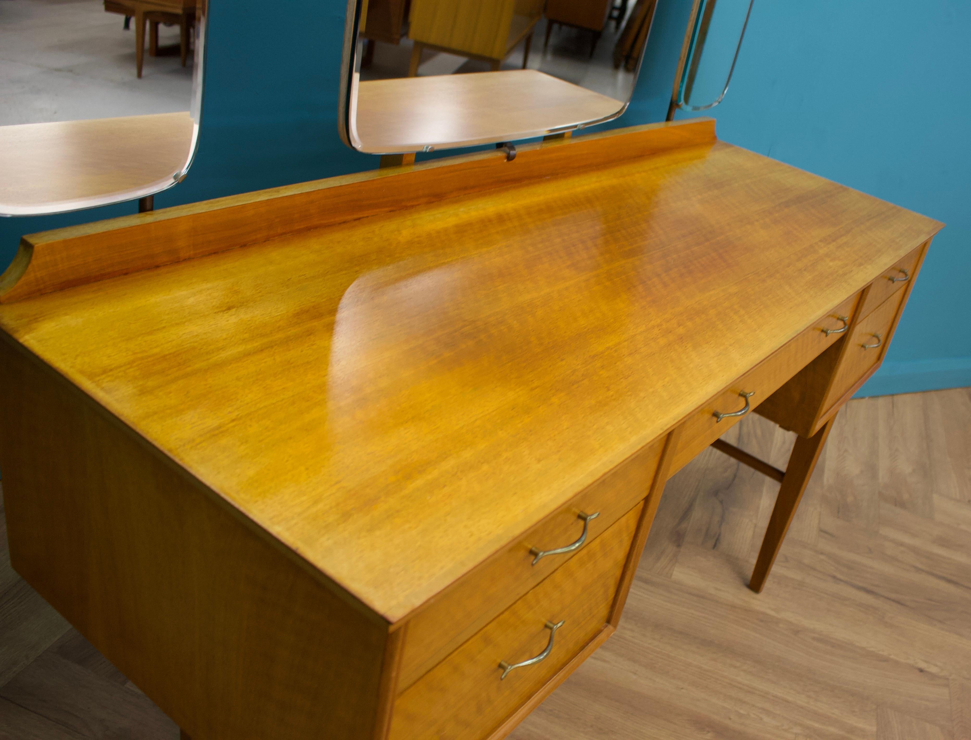 Mid-Century Dressing Table in Walnut by Alfred COX for Heals, 1950s In Good Condition In South Shields, GB