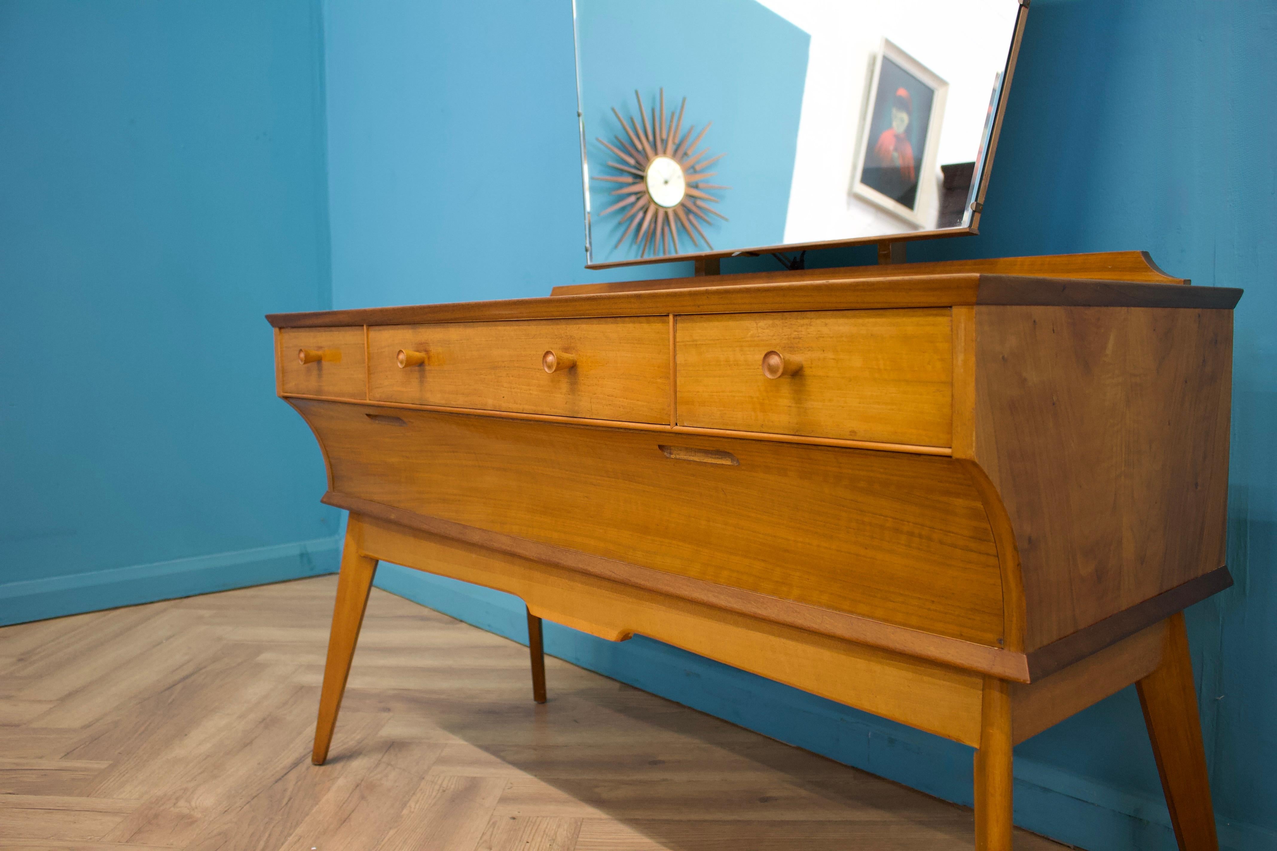 Mid Century Dressing Table in Walnut by Alfred COX for Heals, 1950s In Good Condition For Sale In South Shields, GB