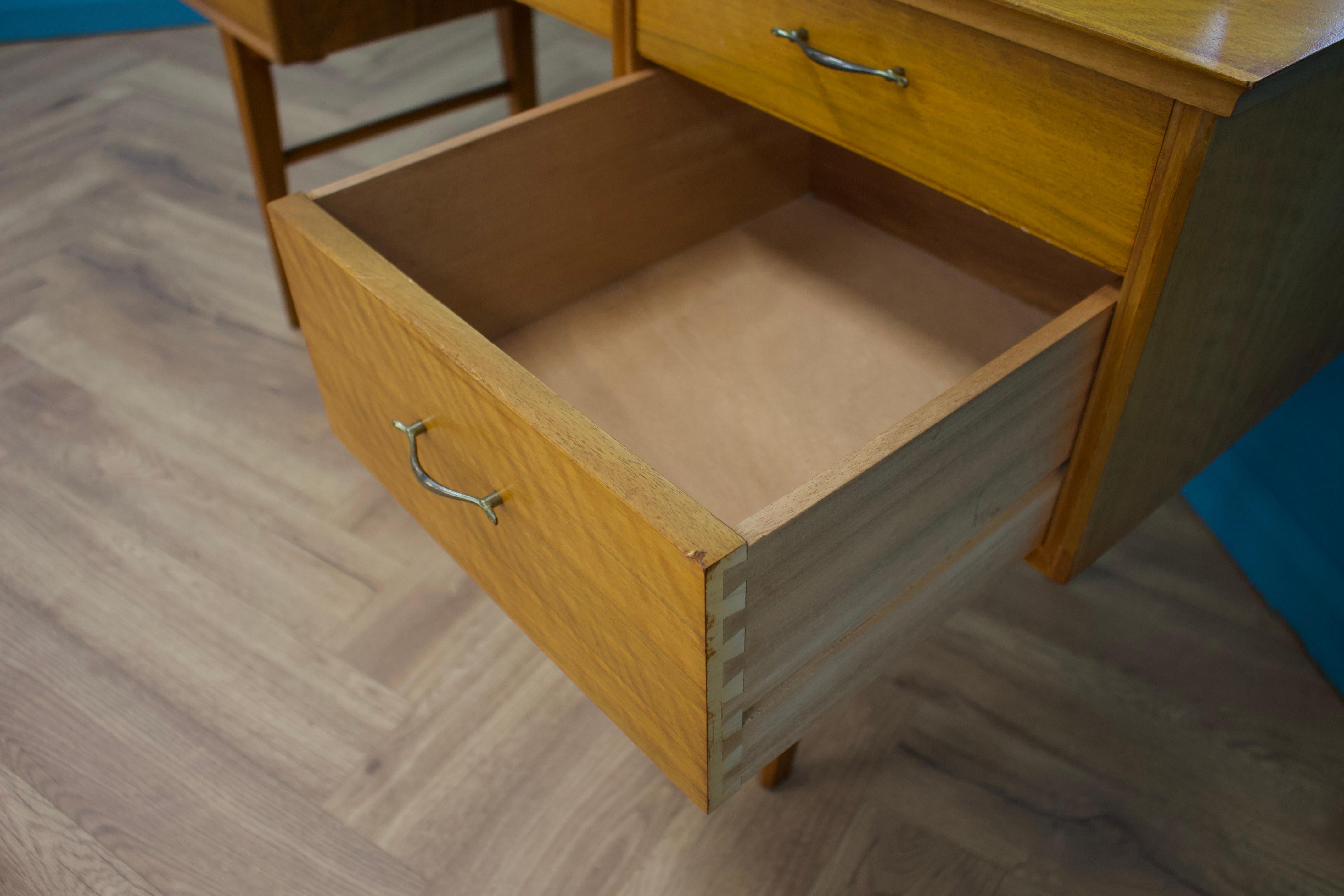 Mid-Century Dressing Table in Walnut by Alfred COX for Heals, 1950s 1
