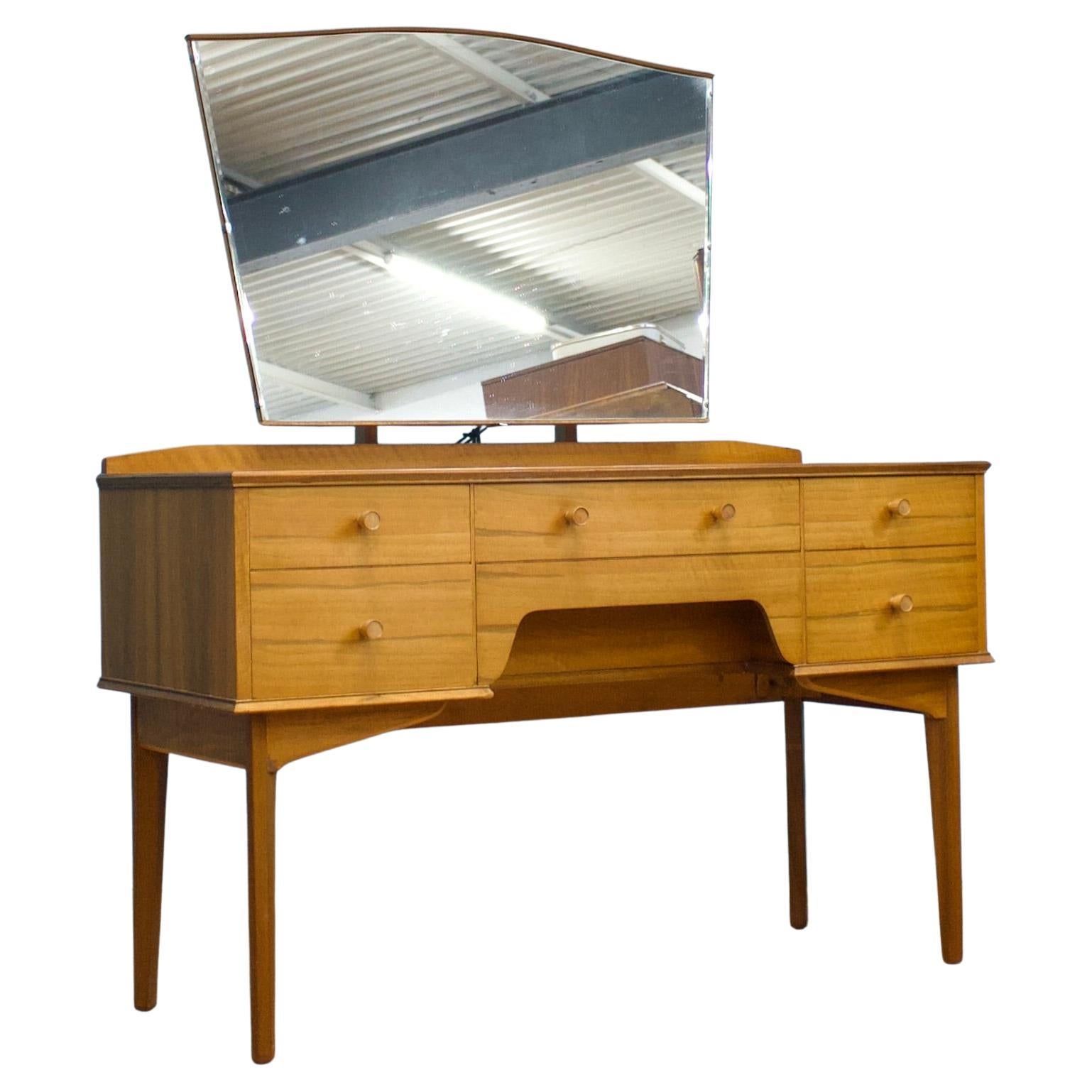 Tavolino da toeletta di metà secolo in noce di Alfred Cox per Heal
s, anni 
50