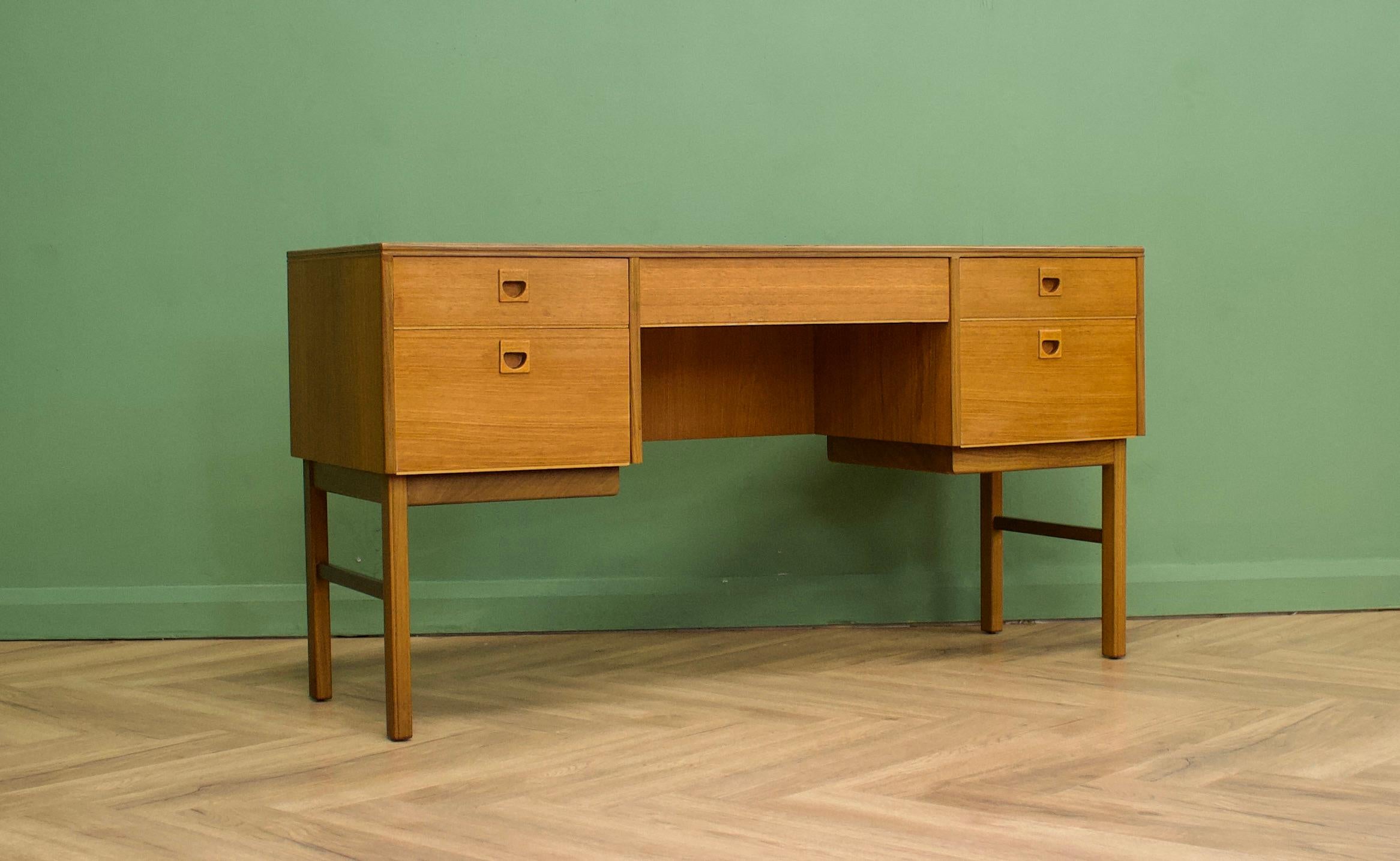 A beautiful quality walnut and teak dressing table by Alfred Cox - these pieces were usually retailed through Heals department store during the 1950s and 1960s
Featuring five drawers, with solid wood flush design handles


This dressing table could