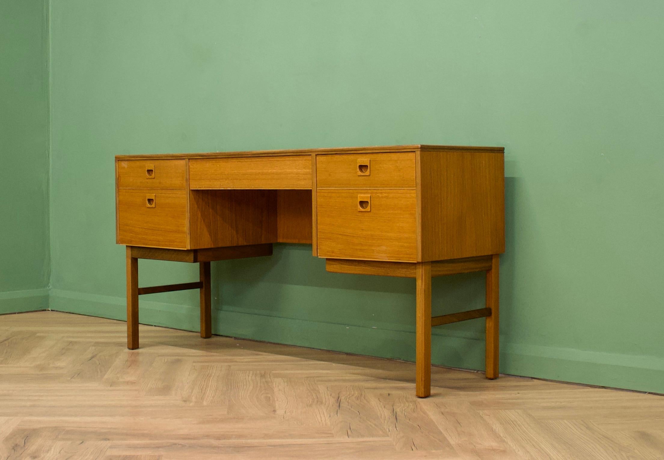 Mid Century Dressing Table in Walnut & Teak by Alfred COX for Heals, 1960s In Good Condition In South Shields, GB