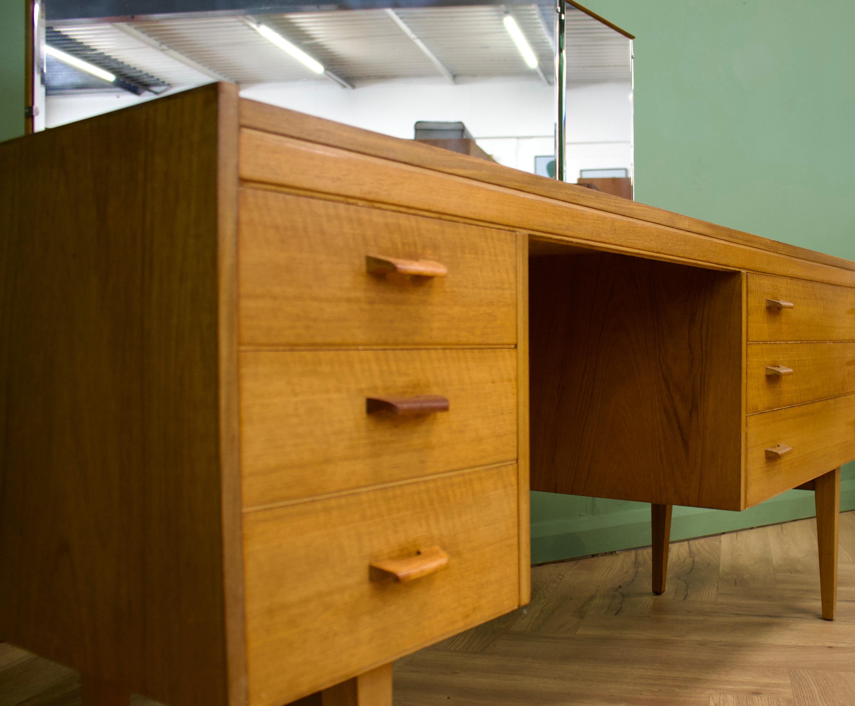 Mid Century Dressing Table in Walnut & Teak by Alfred COX for Heals, 1960s In Good Condition In South Shields, GB